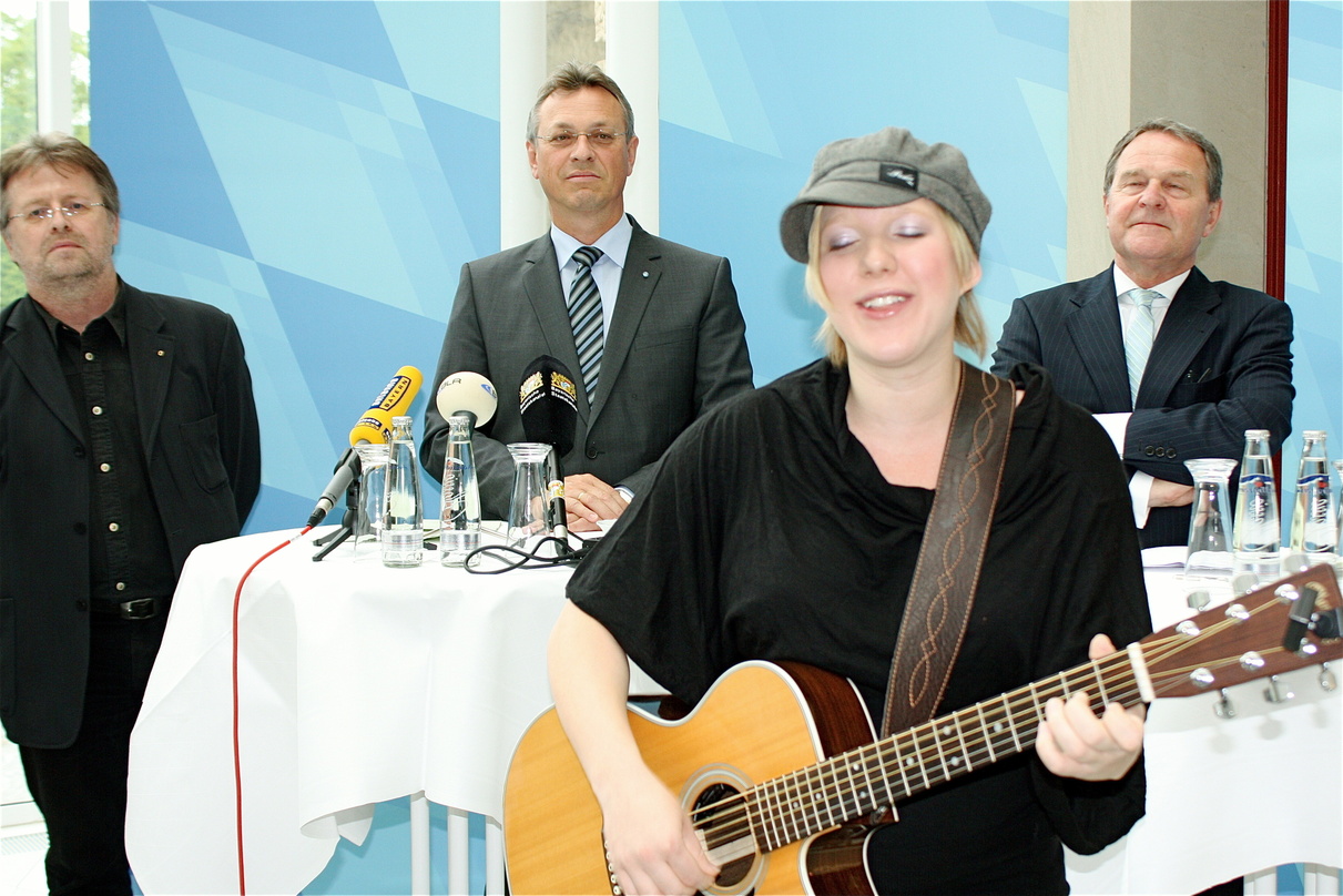 Politik stärkt Musik den Rücken: Claudia Koreck singt, hinter ihr stehen Bernd Schweinar, Siegfried Schneider und Wolfgang Heubisch (von links)