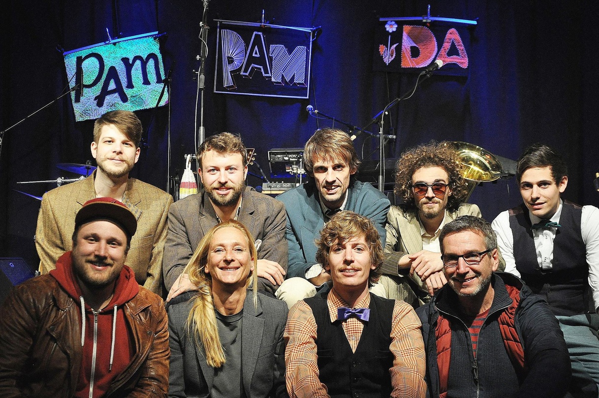 Freuen sich auf die Zusammenarbeit (vorn, von links): Julian Menz, Thomas Thumann, Jürgen Neumeier, Daniel Randlkofer und Christian Winkler (alle Pam Pam Ida) sowie (hinten, von links) Mat...