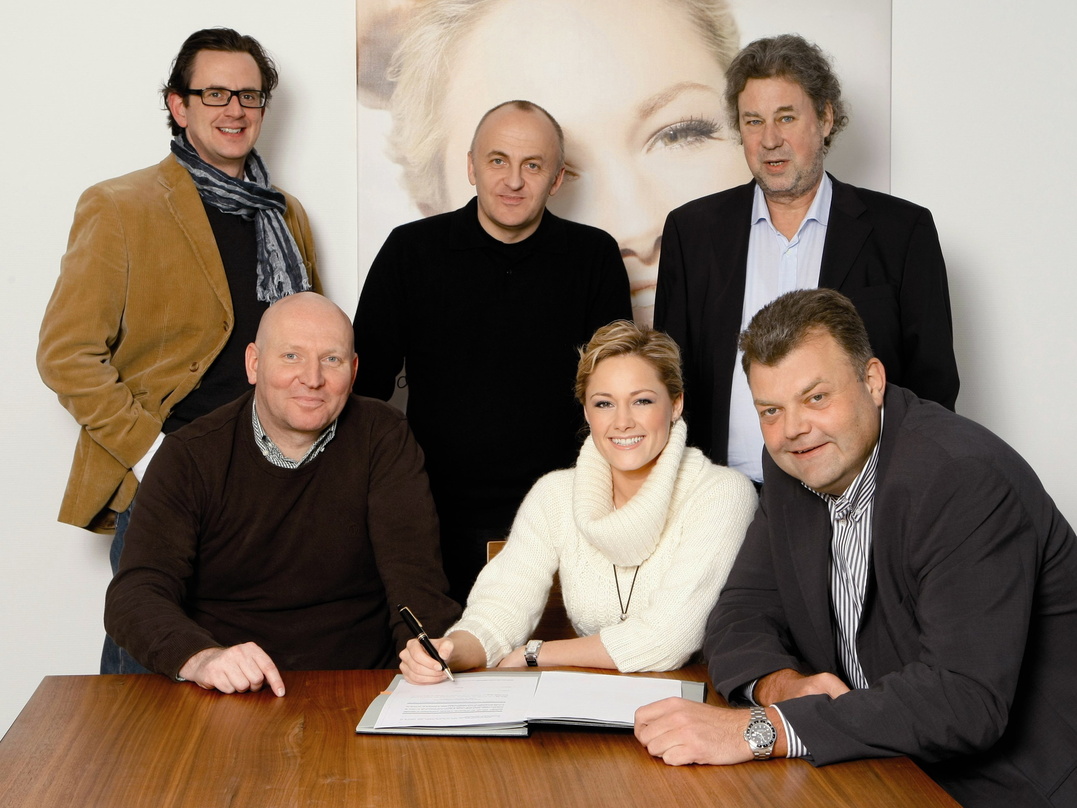 Führen die Erfolgsgeschichte weiter: Helene Fischer und EMI||Zur Vertragsunterzeichnung versammelten sich (hinten, v.l.n.r.): Stephan Grulert (Vice President Business & Legal Affairs EMI M...