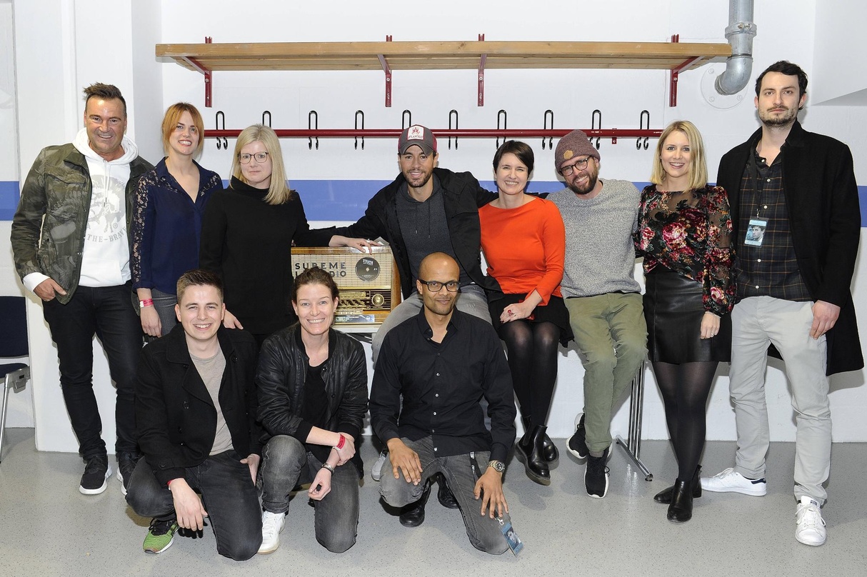 Trafen sich zur Platin-Zeremonie vor dem Münchner Konzert (hinten, von links): Mathias Ihring (Musikchef Radio 7), Katharina Rudolph (Audience Manager Radio International Division Sony Mus...
