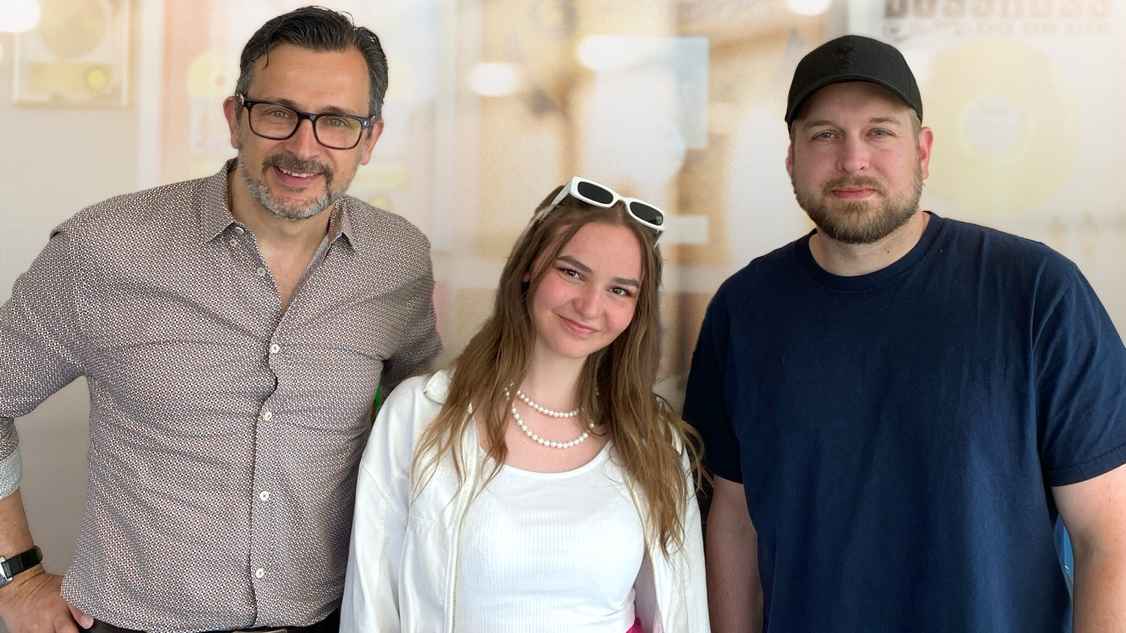 Besiegelten in Berlin die Zusammenarbeit im Live-Bereich (von links): Reinhardt Grahl (Geschäftsführer MSK), Julia Meladin und Christian Raab (Manager).