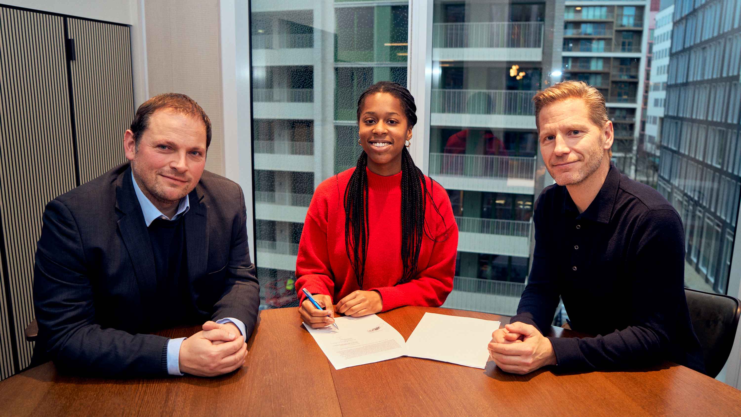 e082a39f 3017 471a 8efa 368b36c41474 Beim Signing (von links): Alexander Buhr (SVP A&R Sony Classical International), Jeneba Kanneh-Mason und Per Hauber (President Sony Classical International).