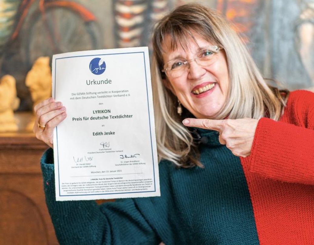 Mit der Urkune für den ersten Lyrikon von DTV und GEMA-Stiftung: Textdichterin Edith Jeske