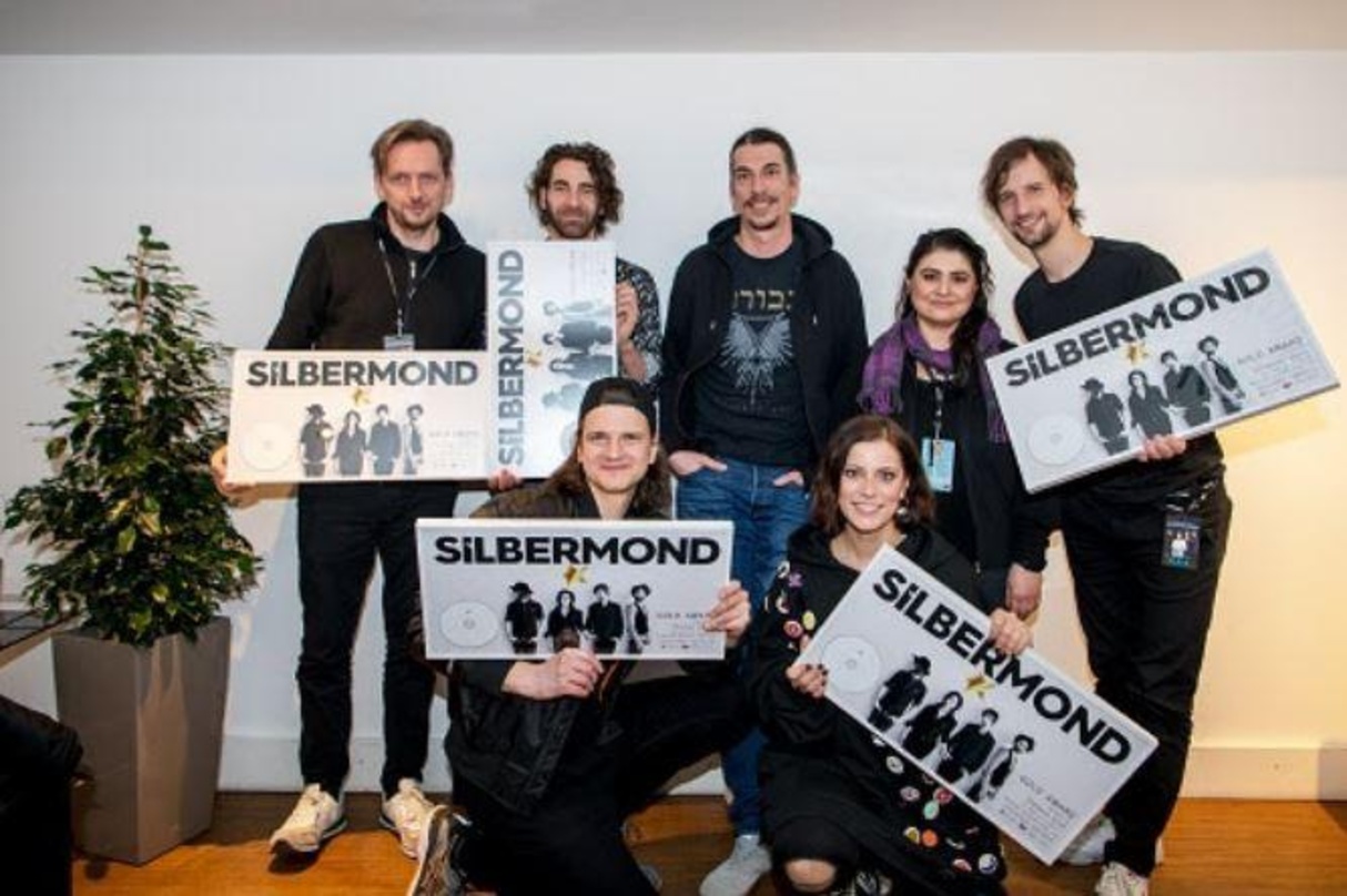 Mit Gold bei der Aftershow Party (hinten von links): Micha Schacke (Management Silbermond Undercover), Andreas Nowak, Robert Krigovszky (Manager Product & Promotion Frontline Sony Music Au...