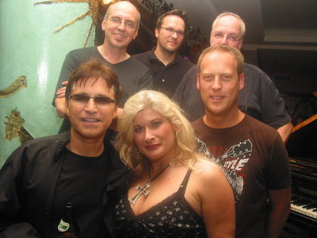 Haben Großes vor (hinten, v.l.n.r.): Andreas Hubmann (Phoenix), Markus Bünte (Wintrup) und Michael Bisping (Manager Russ Ballard/A.S.S. Concerts) sowie (vorn, v.l.n.r.) Russ Ballard, Birgi...
