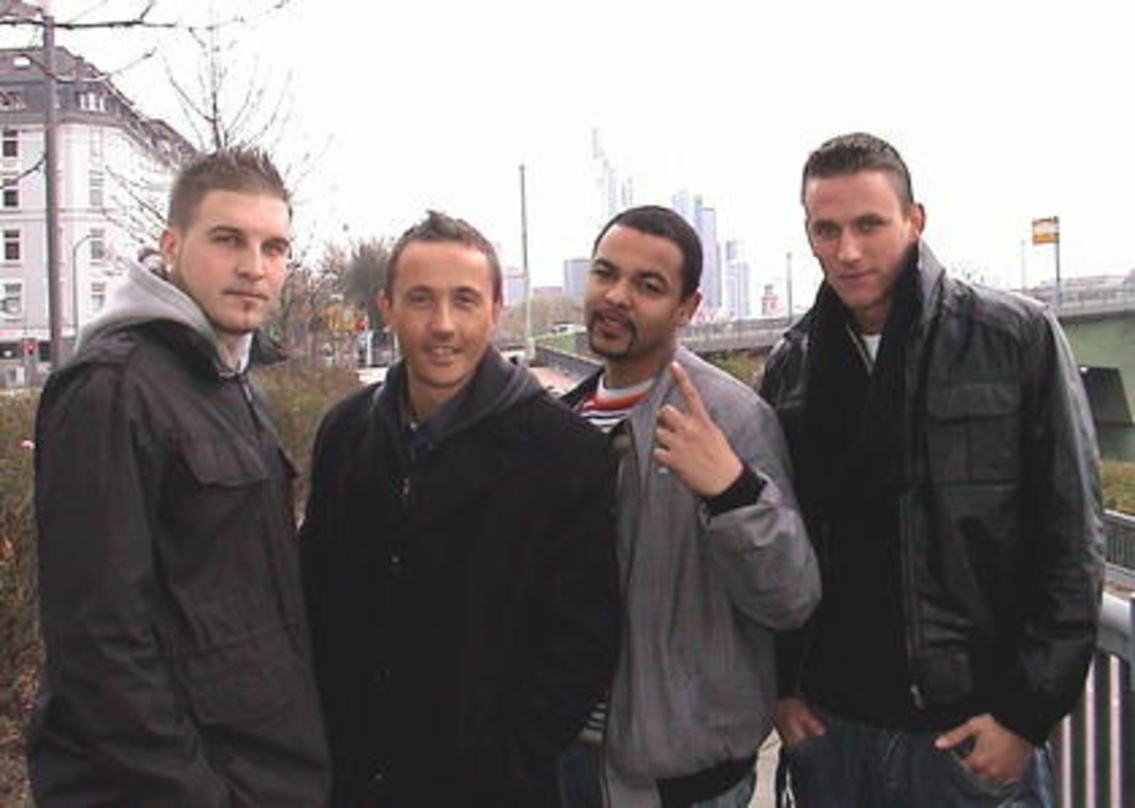 Besiegelten den Vertrag (v. l. n. r.): Steve (Rapsoul), Gümoes, CJ Taylor und Jan (beide Rapsoul)