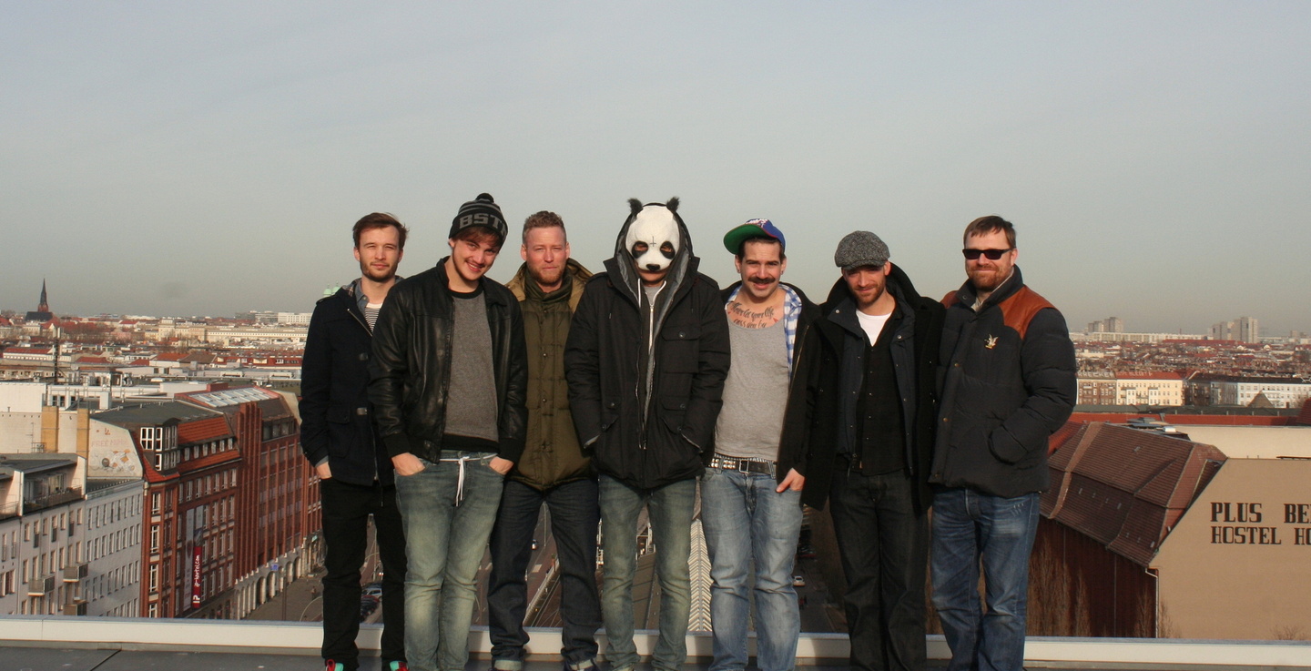Neue Partner: CRO, Chimperator und Universal Music Publishing||Den Vertrag besiegelten (v.l.n.r.): Steffen Posner (Head of Chimperator Live), Psaiko.Dino (DJ), Sebastian Andrej Schweizer (...