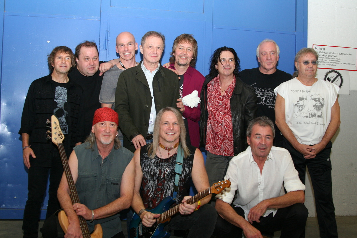 Trafen sich backstage (hinten, v.l.n.r.): Pete Trewavas, Steve Rothery, Mark Kelly (alle Marillion), Klaus Bönisch, Don Airey (Deep Purple), Steve Hogarth, Ian Mosley (beide Marillion) und...