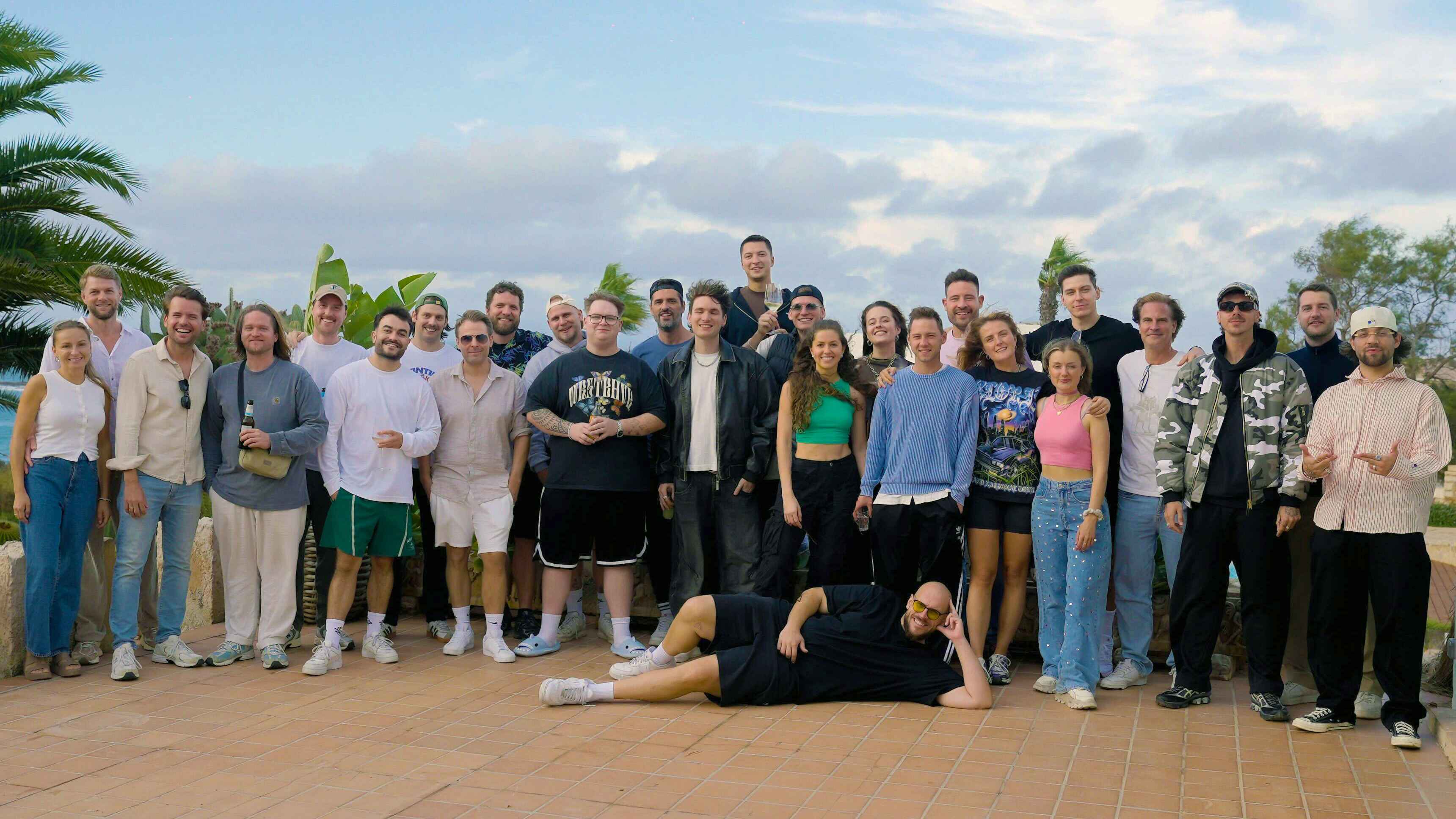 Arbeiteten und feierten auf Mallorca (von links): Laura Duus-Klusacek, Jerome Klusacek (beide Ocean Media One), Leonard Prasuhn (Vice President Electrola A&R), Moritz Bösing (Writer), Maxi...
