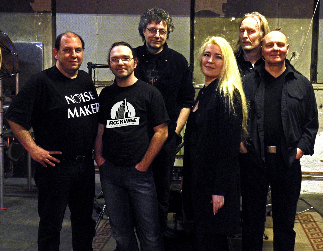 Neue Vertragspartner (v.l.n.r.): Artur Silber (Central Park), Manfred Plötz-Schillert (Inhaber Rockville Music), Jochen Scheffter, Jannine Pusch, York von Wittern und Hans Ochs (alle Centr...