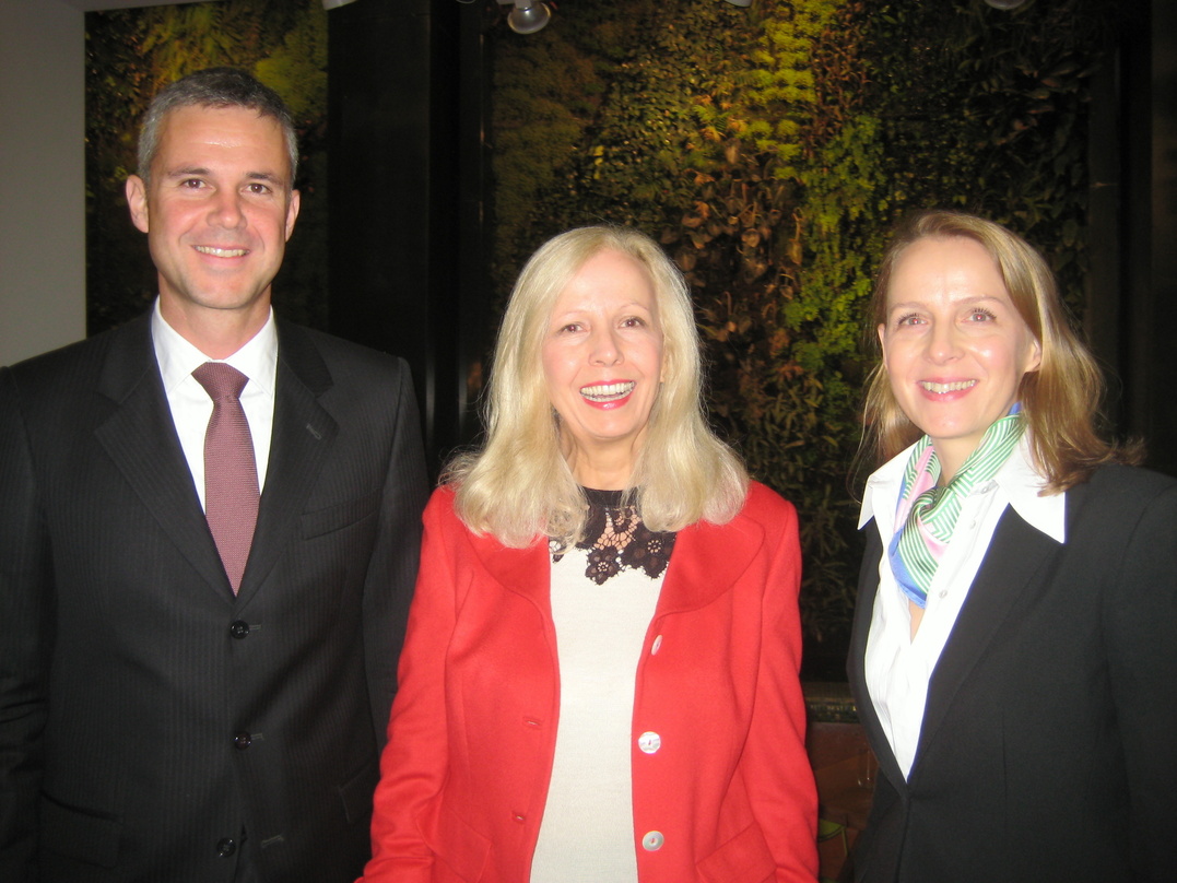 Feiern das KulturKaufhaus-Jubiläum (von links): Dirk Brouwers (Vorstandsvorsitzender der Dussmann-Gruppe), Catherine von Fürstenberg-Dussmann und Julia Claren