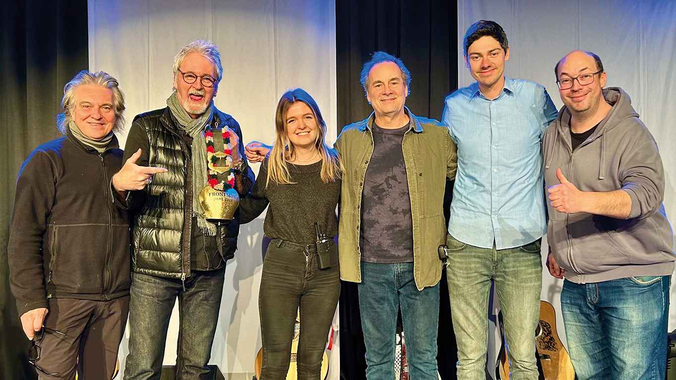 Freuten sich über die mittlerweile dritte Kuhglocke für Frontm3n (von links): Peter Howarth, Pete Lincoln (beide Frontm3n), Lena Angerer (auszubildende Veranstaltungskauffrau bigBox Allgäu...
