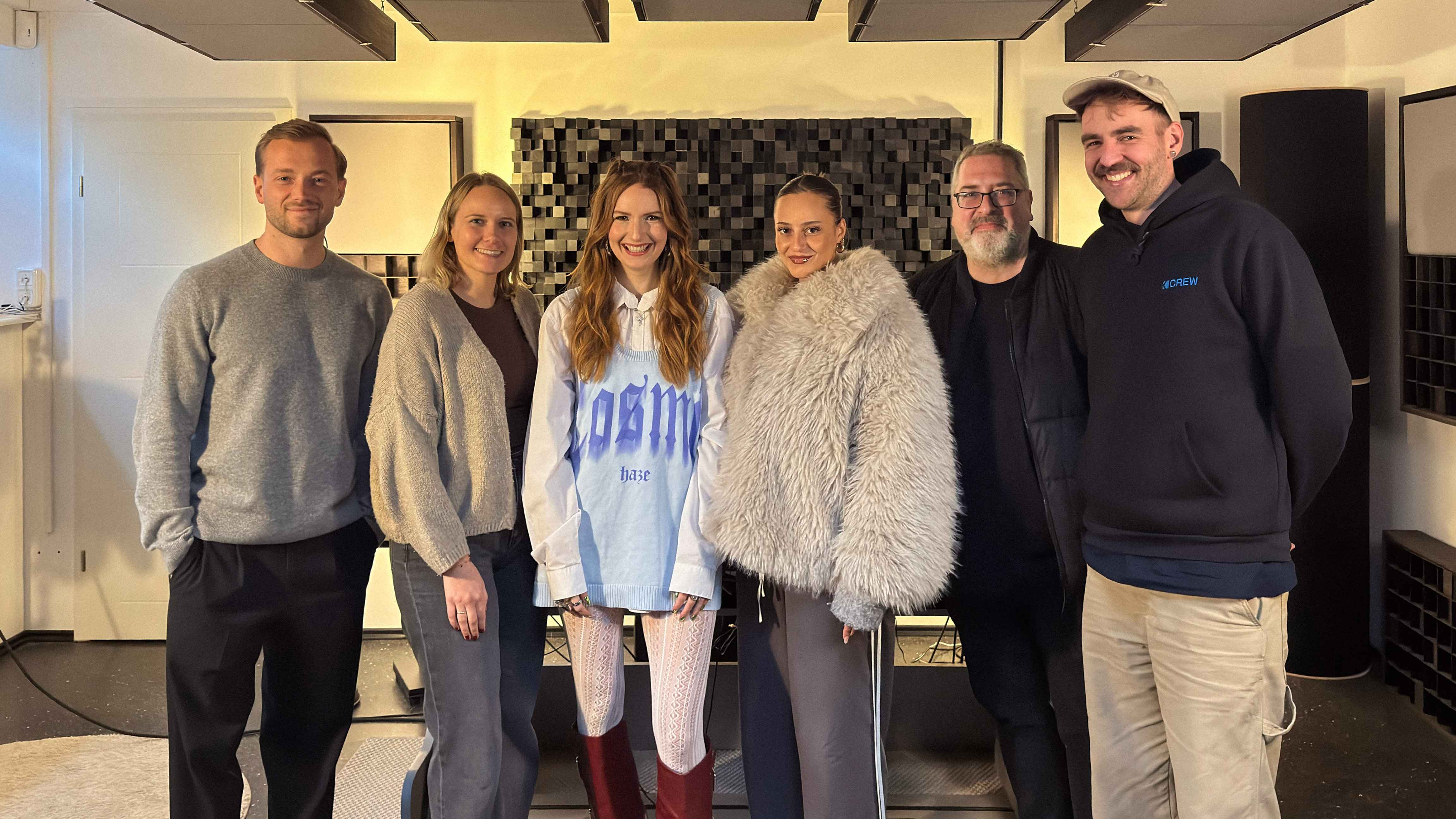 e1c91ae9 1671 4ece 8918 d515ca5d9930 Bilden ein Team (von links): Finn Thele (A&R Manager), Katharina Flocke-Schmahl (Co-Head Of Product Management, beide Kontor Records), Cosima Kiby, Betty Rogozinski (Product Manager, Konto...