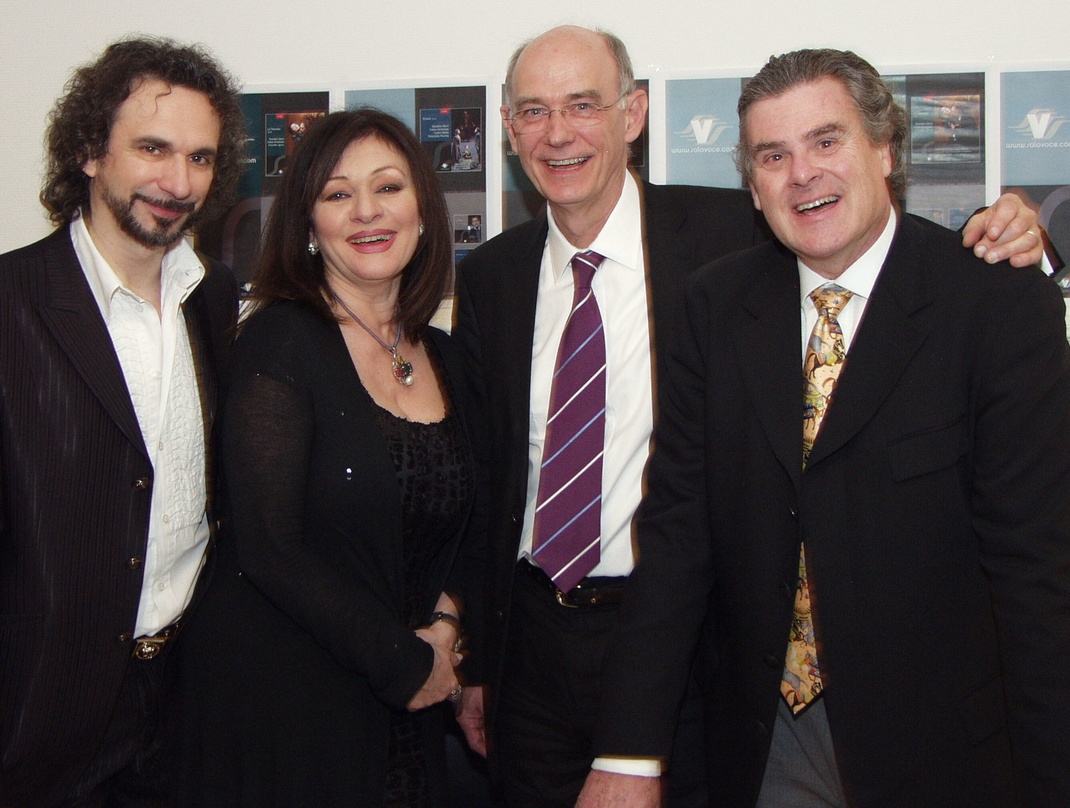 Besiegelten die neue Partnerschaft (v.l.n.r.): Fabio Armiliato, Daniela Dessì, Dr. Andreas von Imhoff (A&R & Marketing Avi - Service for Music) und Peter Ghirardini