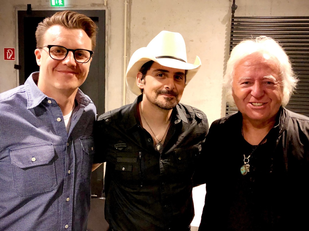 Backstage im Tempodrom: Oliver Hoppe (links) und Ossy Hoppe (beide Wizard Promotions) mit Brad Paisley