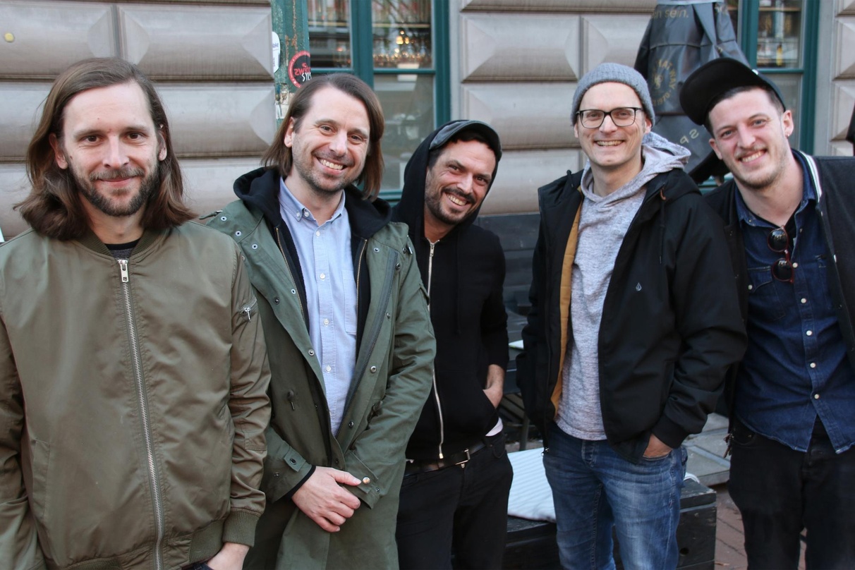 Bringen "Ende offen" gemeinsam auf den Markt (von links): Michael Breuninger (Alex Mofa Gang), Christian Biehl (Redfield Records), Sascha Hörold (Alex Mofa Gang), Alexander Schröder (Redfi...