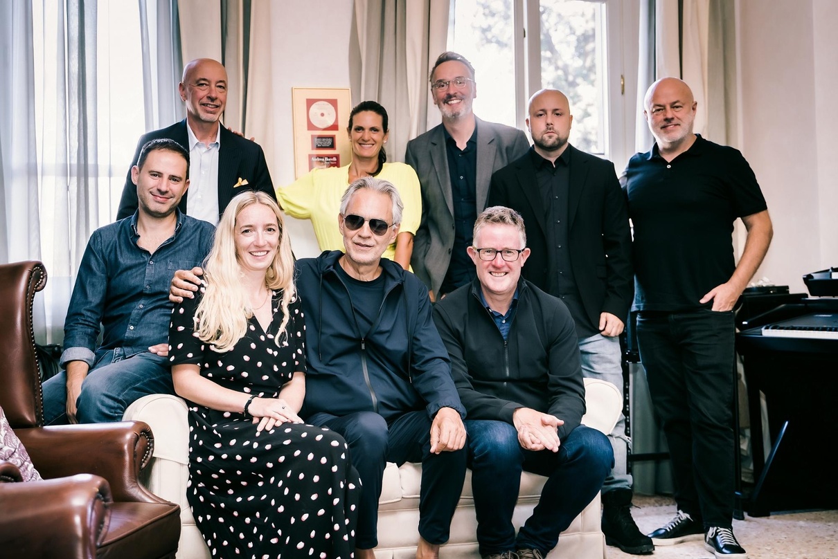 Stellen ihre Zusammenarbeit neu auf (sitzend, von links): Francesco Pasquero (Maverick, Manager), Laura Monks (Co-Geschäftsführerin, Decca Records), Andrea Bocelli und Dickon Stainer (Pres...