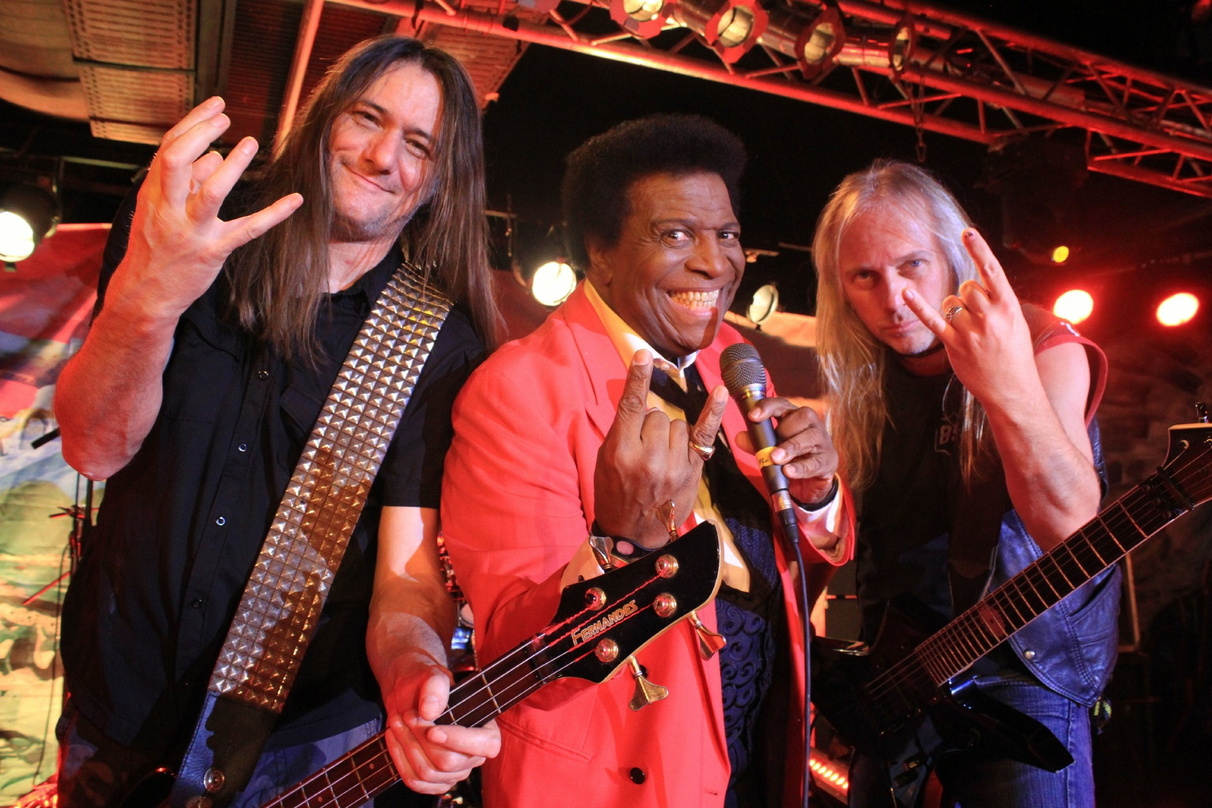 Verbinden ein bisschen Spaß mit ernster Botschaft: Roberto Blanco (M.) mit Sodom-Bassist Tom Angelripper (l.) und Sodom-Gitarrist Bernemann