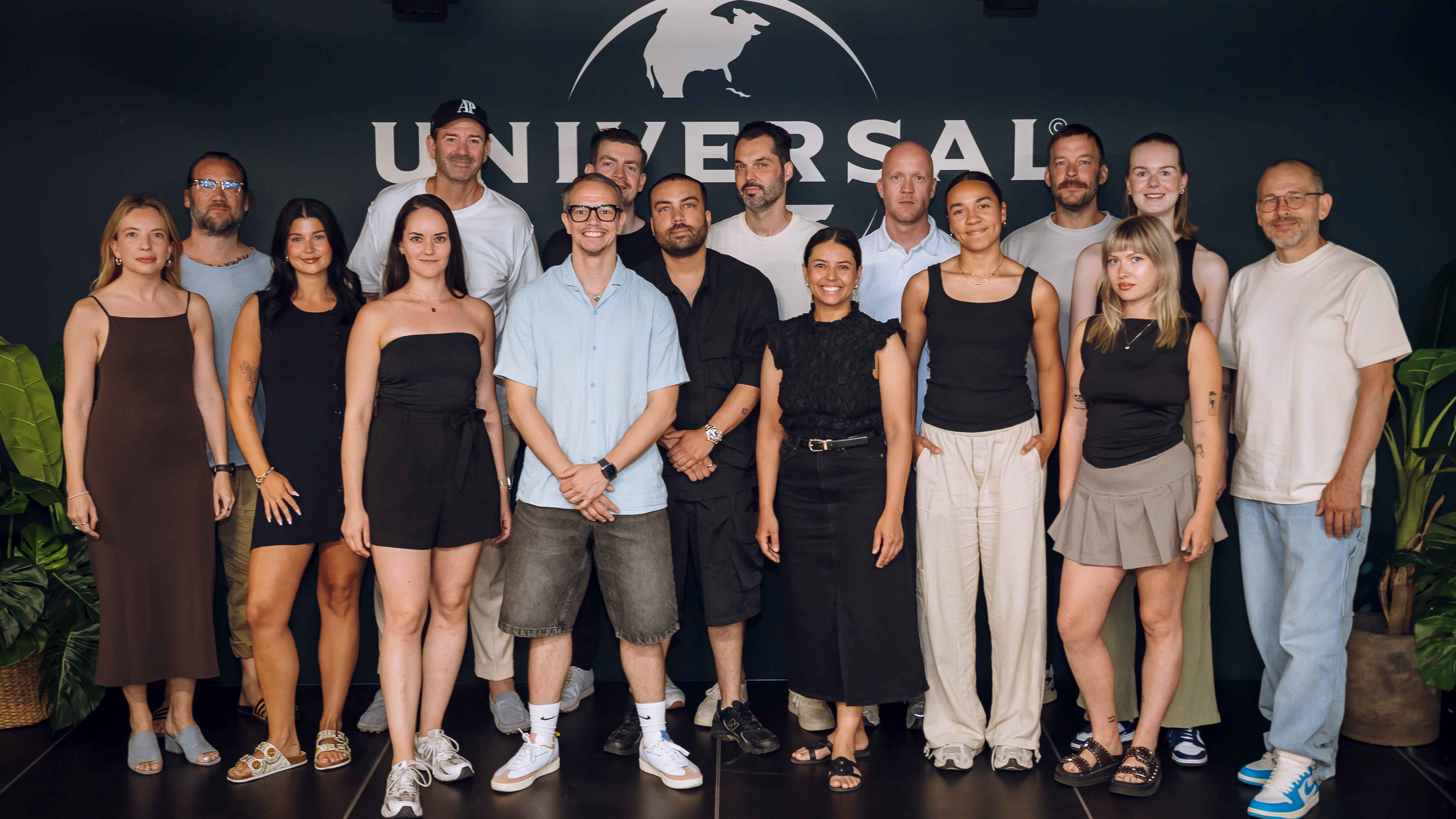 Trafen sich in Berlin, um die Zusammenarbeit zu besiegeln: (hintere Reihe, von links) Daniel Finke (Director PR / Radio Universal Music), Stefan Dabruck (Founder & Owner Stefan Dabruck Man...