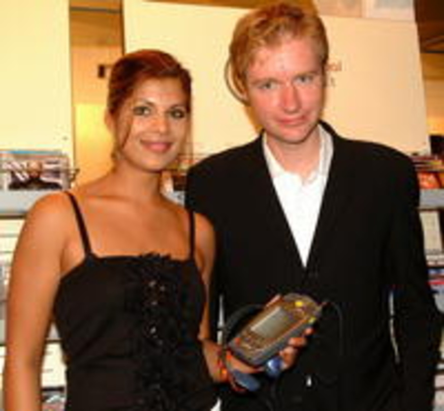 Finden das Selberbrennen von individuellen CDs super: Ex-Bro'Sis-Mitglied Indira und Universal-Chef Tim Renner
