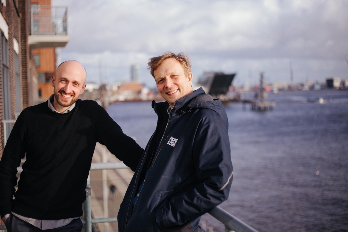 Stabübergabe: Benjamin Hetzer (links, neuer Director Festival Production FKP Scorpio) und Jasper Barendregt (CEO FKP Show Creations)