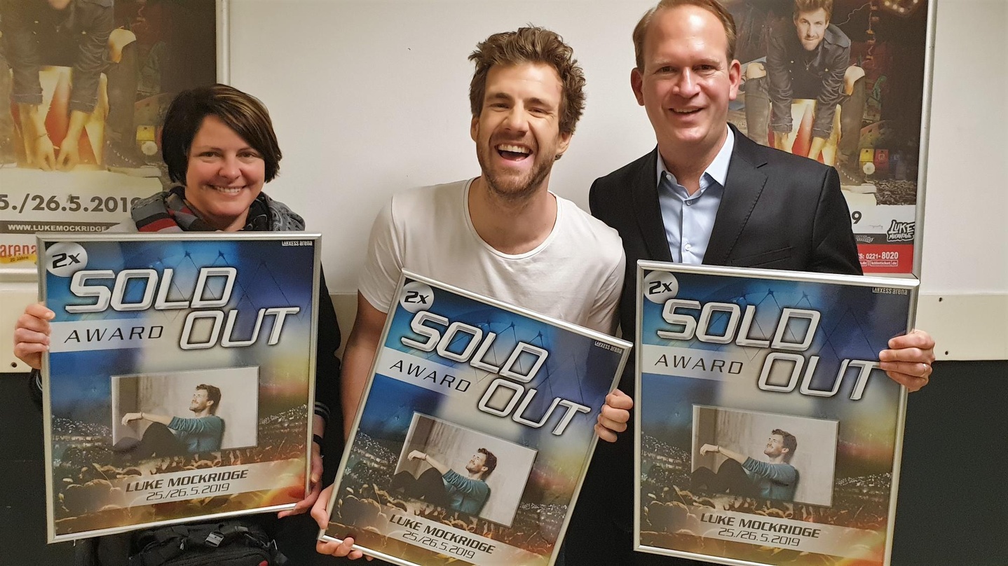 Bei der Verleihung (von links): Stefanie Bairlein (MTS Live), Luke Mockridge und Stefan Löcher (Arena Management)