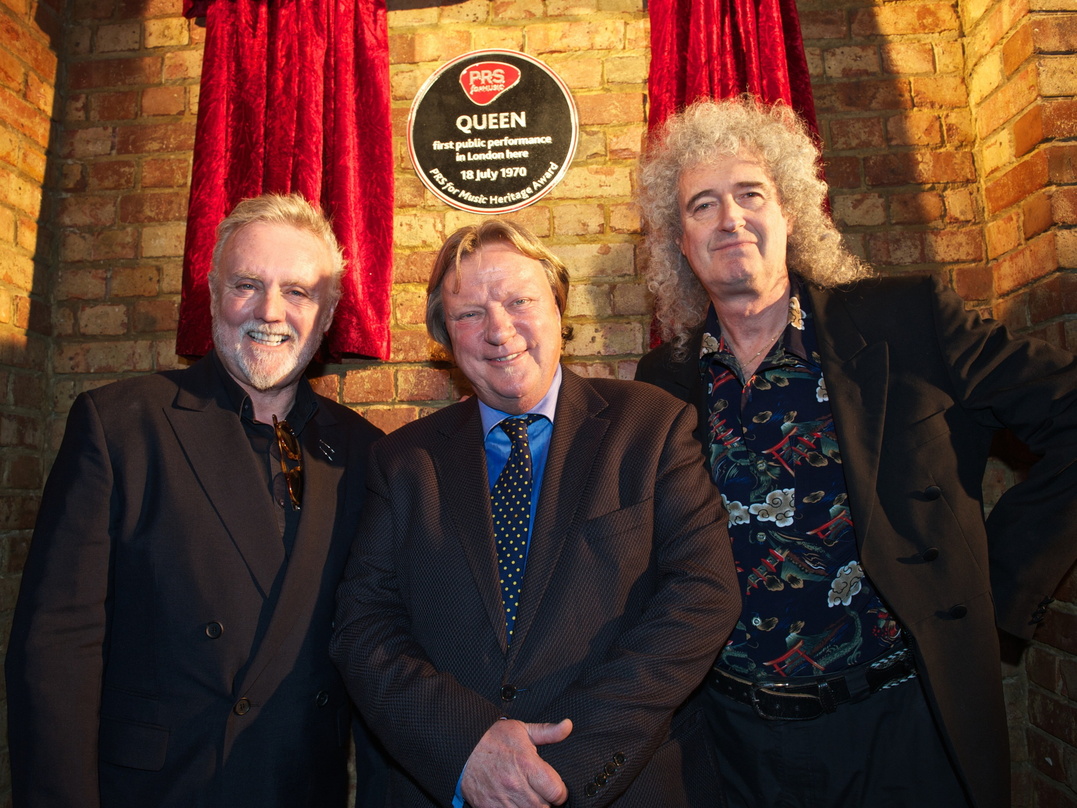 Bei der Enthüllung der Ehrenplakette (von links): Roger Taylor (Queen), Guy Fletcher (PRS) und Brian May (Queen) ...