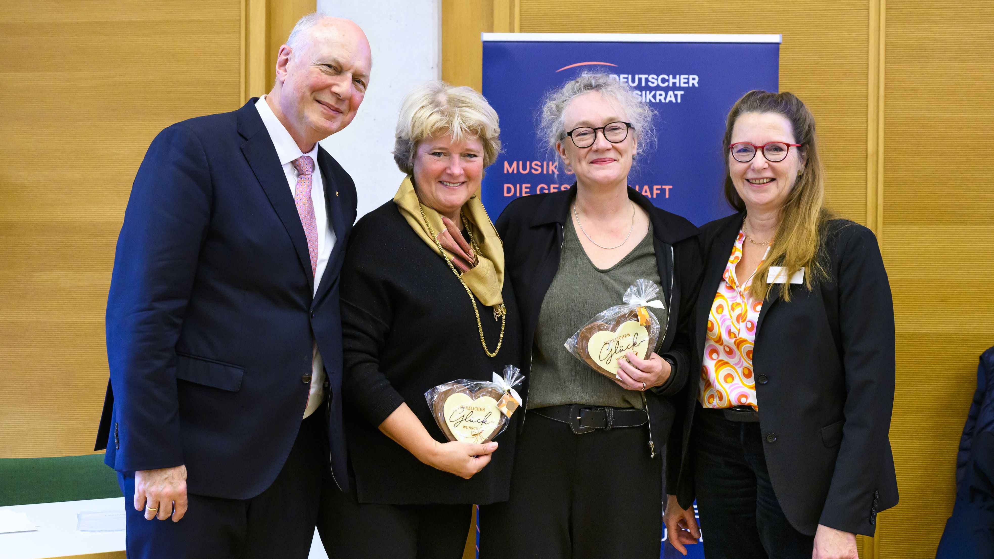 Bei der Mitgliederversammlung in Berlin (von links): Martin Maria Krüger, die neuen Ehrenmitglieder Monika Grütters und Julia Hülsmann sowie DMR-Generalsekretärin Antje Valentin.