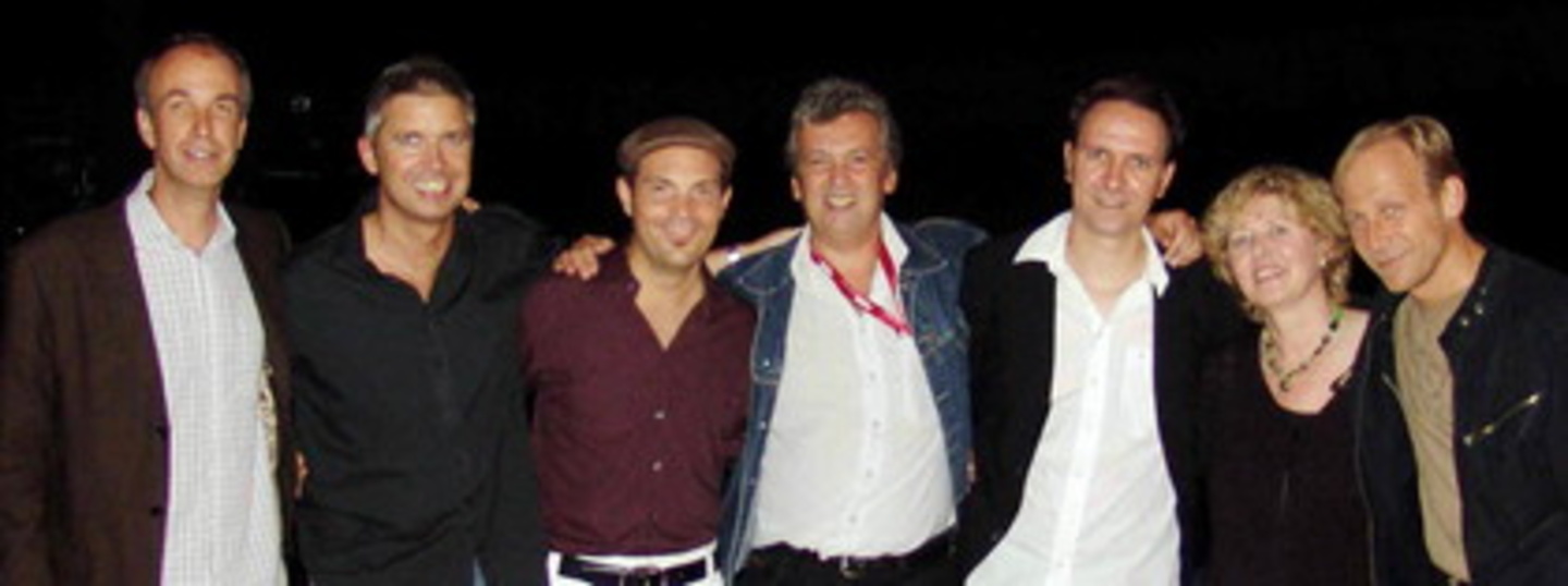 Freuen sich über Erfolg (v. l.): Lars Ingwersen (Managing Director WSM), Freddie de Wall (Management Roger Cicero), Roger Cicero, Hans Cuny (European Creative Coordinator Peermusic), Matth...