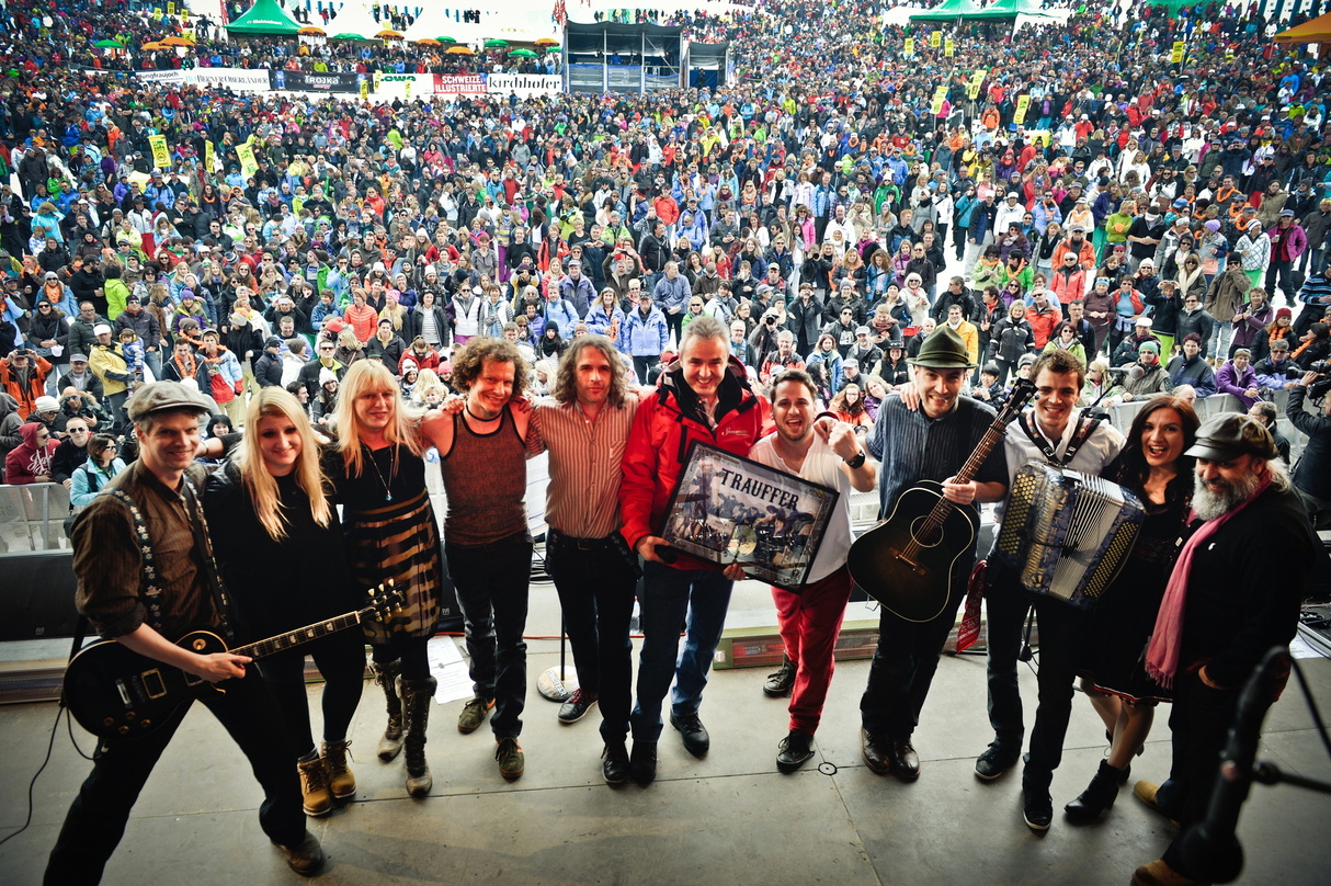 Nahmen sich für Gold-Verleihung während des Festivals Zeit: Trauffer, seine Band und das Team von Universal Music Switzerland||Nahmen sich für Gold-Verleihung während des Festivals Zeit (v...