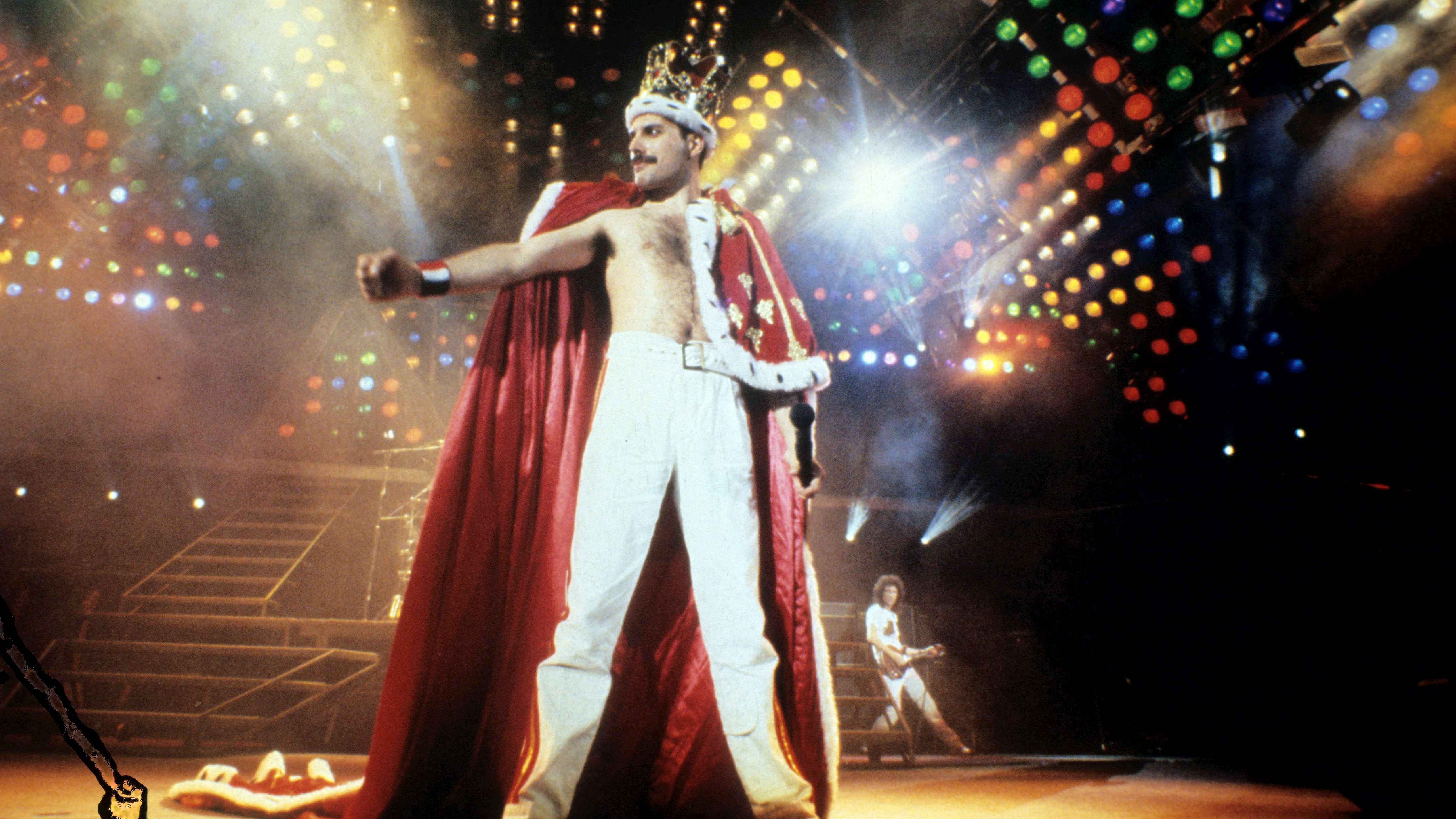 Kann den jahrzehntelangen Nachhall des Queen-Katalogs nicht mehr selbst erleben: der 1991 verstorbene Frontman Freddie Mercury, hier bei einem Konzert in den 80er-Jahren in Mannheim.