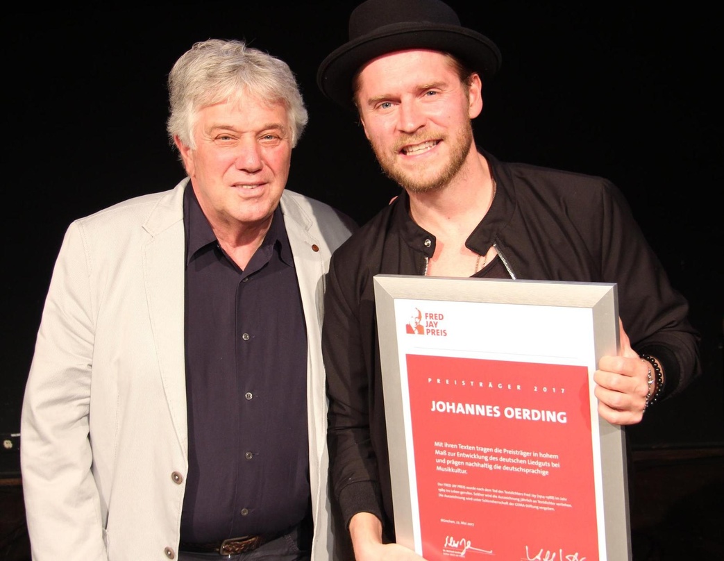 Bei der Preisverleihung 2016: Laudator Rolf Zuckowski (links) und Johannes Oerding