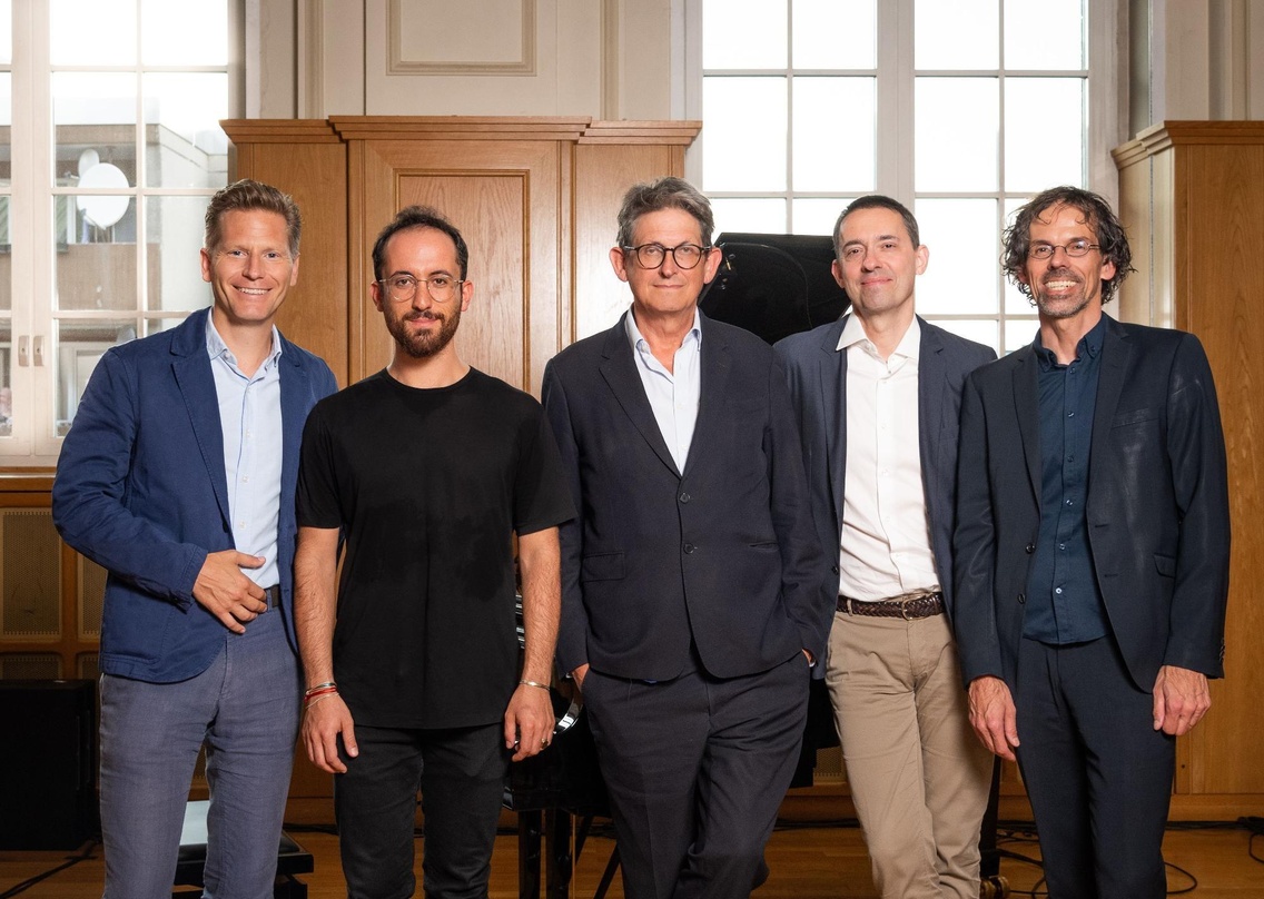 Präsentierten jüngst in Berlin eine Gesamteinspielung der Beethoven- Klaviersonaten (von links): Per Hauber (kurz danach aufgestiegen zum President of Sony Classical), Pianist Igor Levit, ...