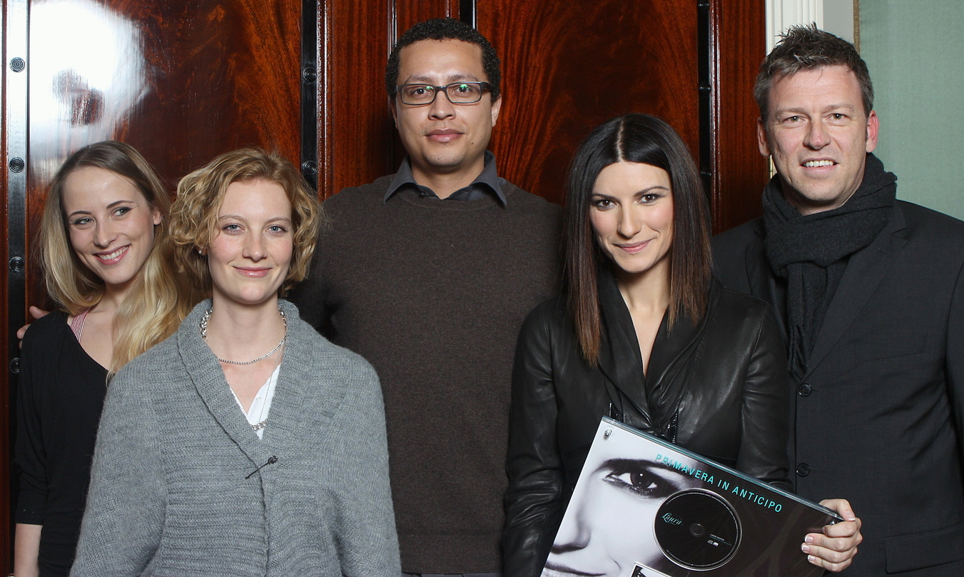 Bei der Verleihung (v.l.n.r.): Irina Sterchi (Promotion Manager Warner Music Switzerland WMS), Eva Stroppel (Labelmanager WMS), Marcus van Lier (Marketing Director WMS), Laura Pausini und ...