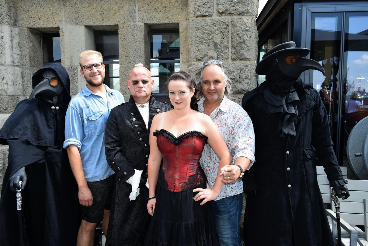 Bei der Präsentation in Hamburg (von links): Manuel Antonio ((Mono Inc.), Alexander Witt (Sales & Marketing Hard Rock Cafe Hamburg), Martin Engler, Katha Mia (beide Mono Inc.), Markus Müll...