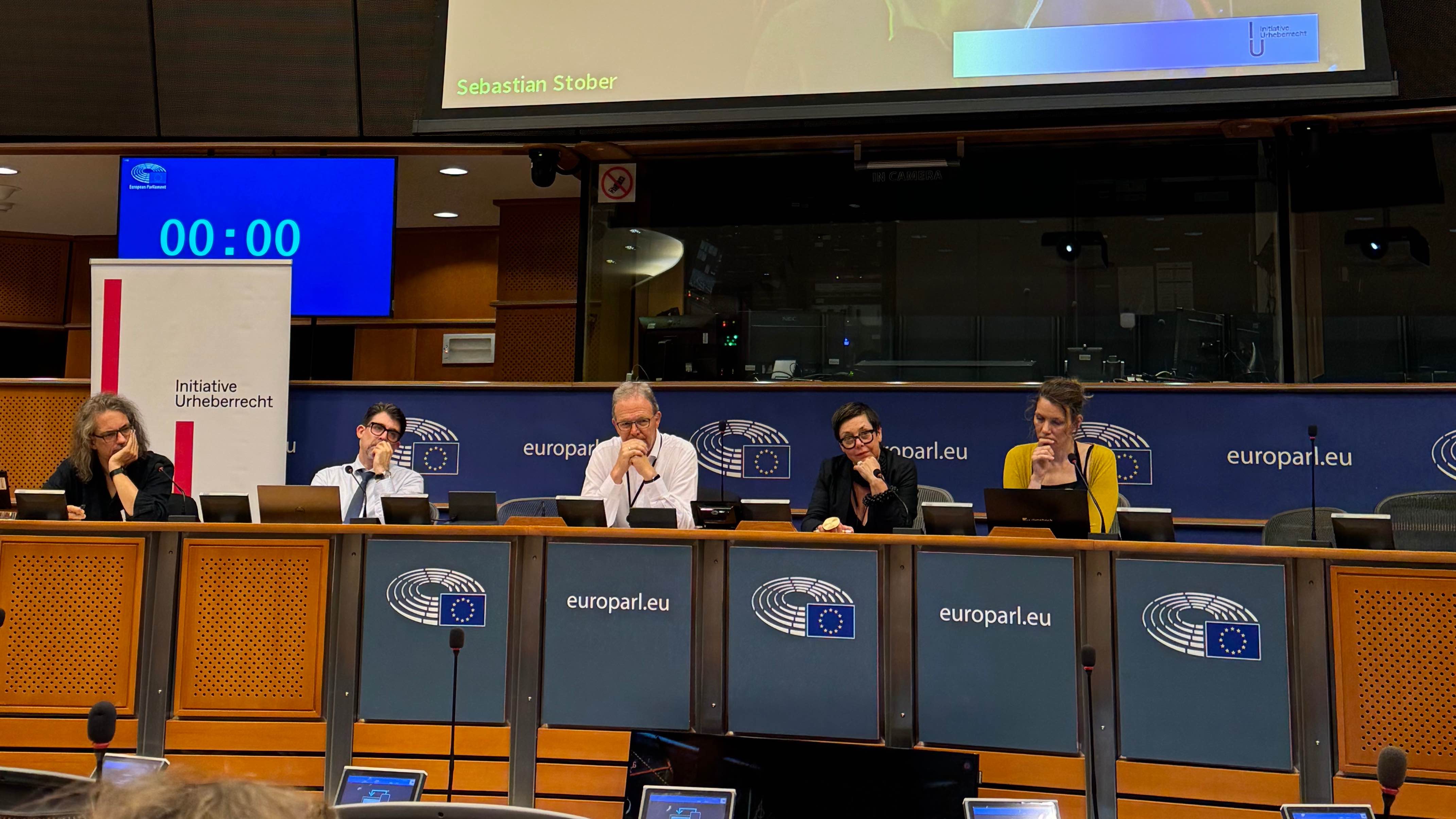 e3471ccb 73e2 4125 a6bd 61cbc08cc818 Stellten im Europäischen Parlament in Brüssel die Studie "Urheberrecht & Training generativer KI - technologische und rechtliche Grundlagen" vor (von links): Matthias Hornschuh (Komponist ...