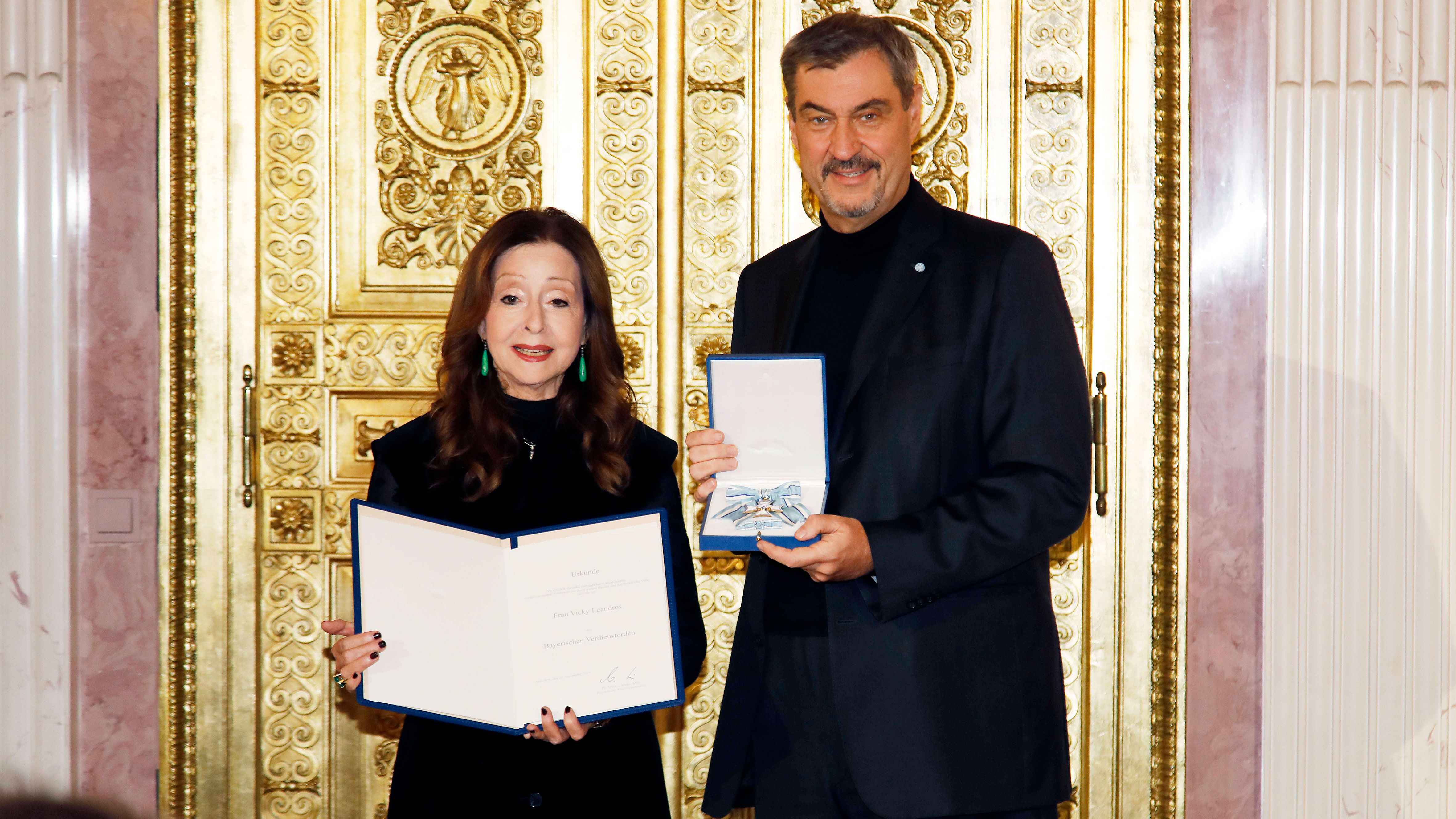 Bei der Verleihung des Bayerischen Verdienstordens in München: Vicky Leandros und Ministerpräsident Markus Söder.