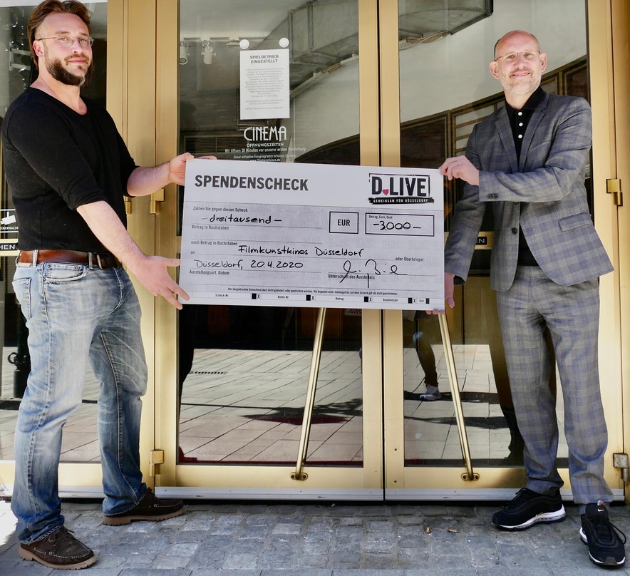 e36e03058df85bdb159c6319bb66d4d36a77ca6a43fac3f17506f7d133160c6f Bei der Scheckübergabe: Nico Elze (links) und Michael Brill (D.Live)