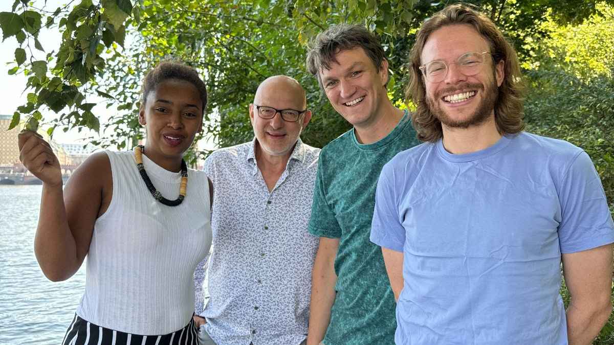 Arbeiten künftig zusammen (von links): Lua Tiago, Olaf Kretschmar (beide Berlin Music Commission), Robert Stolt und Till Schröder (beide Future of Festivals).