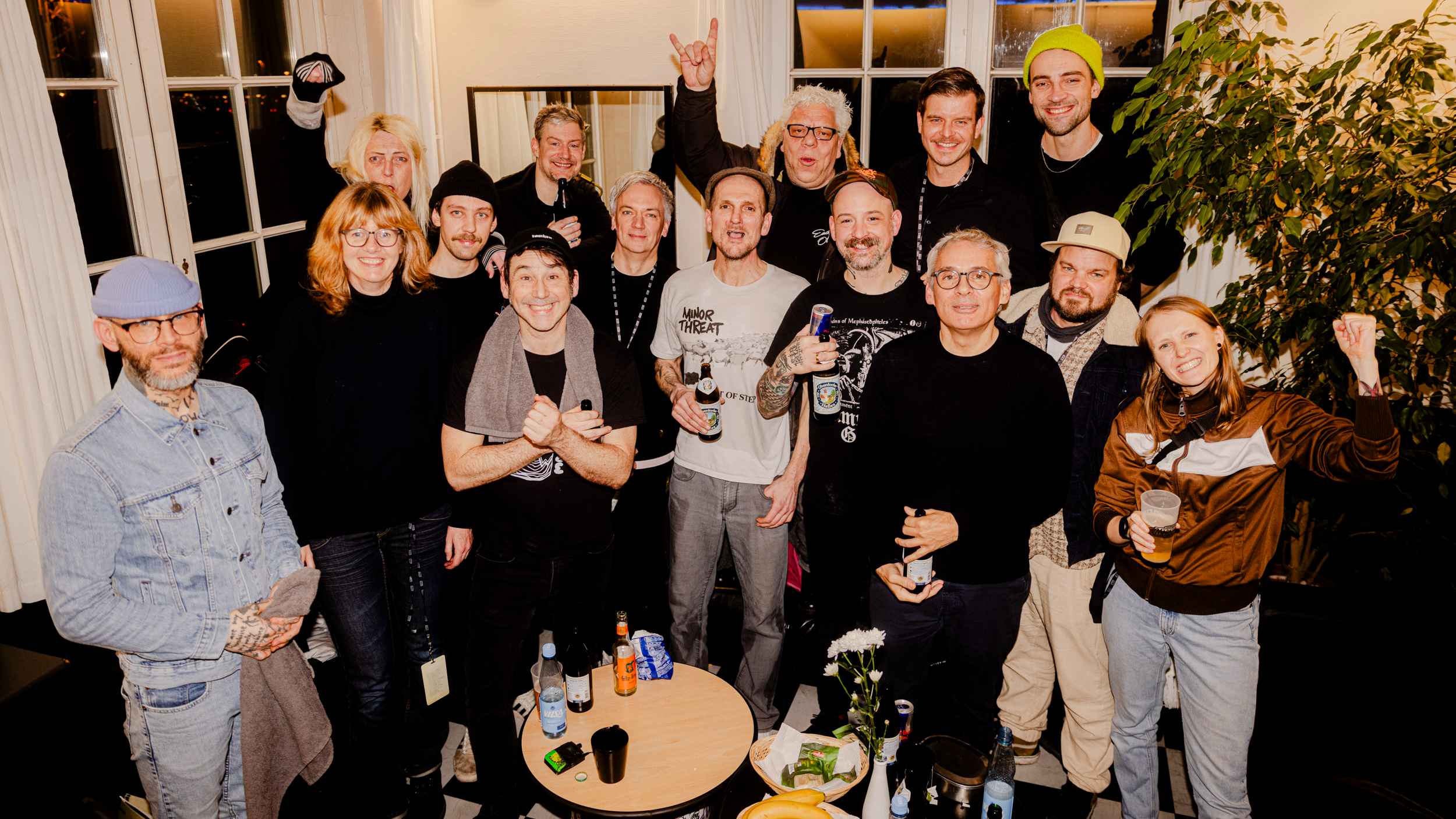 Feierten Turbostaats Chartsleistung (von links): Rollo Santos (Turbostaat), Ilona Kleen, Meetz, Finn Luebke (alle PIAS), Marten Ebsen, Jan Windmeier (Turbostaat), Stephan Velten (Check You...