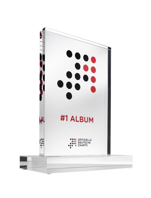 Gibt es als Belohnung für die Künstler, die den Gipfel der Top 100 Longplay erklimmen: der #1 Award der Offiziellen Deutschen Charts