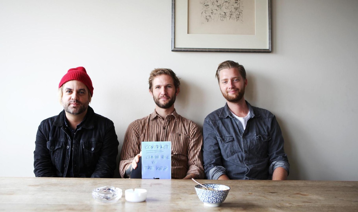 Bei der Vertragsunterzeichnung (von links): Eli Mardock (The Kiez), Johann Scheerer (Gründer & Geschäftsführer Clouds Hill) und Lucas Kochbeck (The Kiez)
