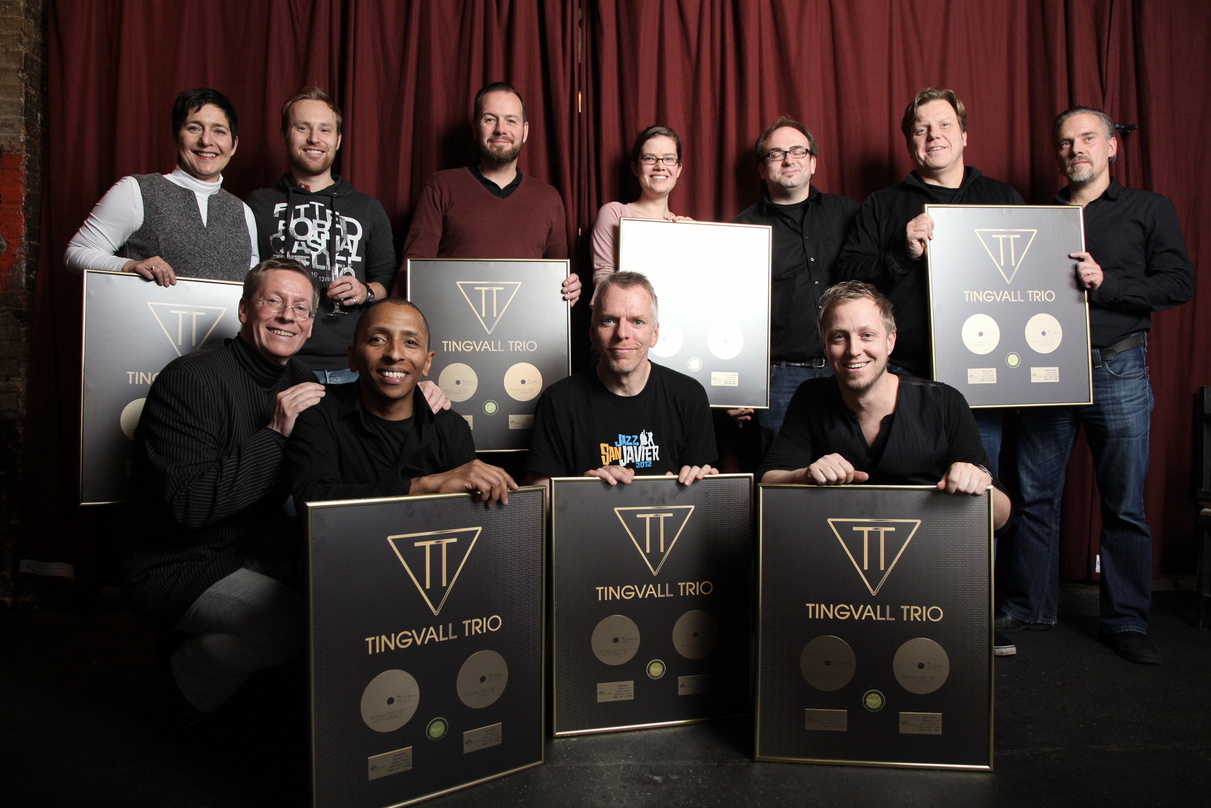 Feierten Doppelgold: Das Tingvall Trio mit seinen Partnern von SKIP, Soulfood und Kontor New Media