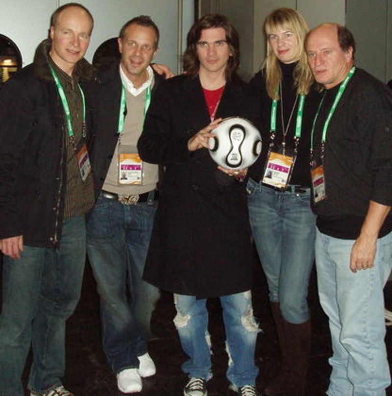 Bei der WM-Auslosung: Juanes und das Team von Universal