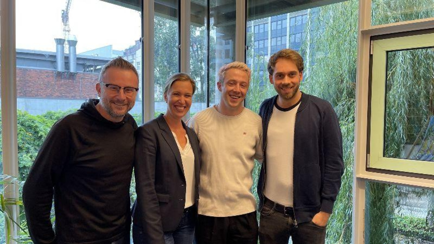 Trafen sich zur Vertragsunterzeichnung im Berliner Büro von Energie Musik (von links): William Ryan (Management Moncrieff ), Birte Goldbrunner (Energie Musik Senior Director Marketing & Pr...