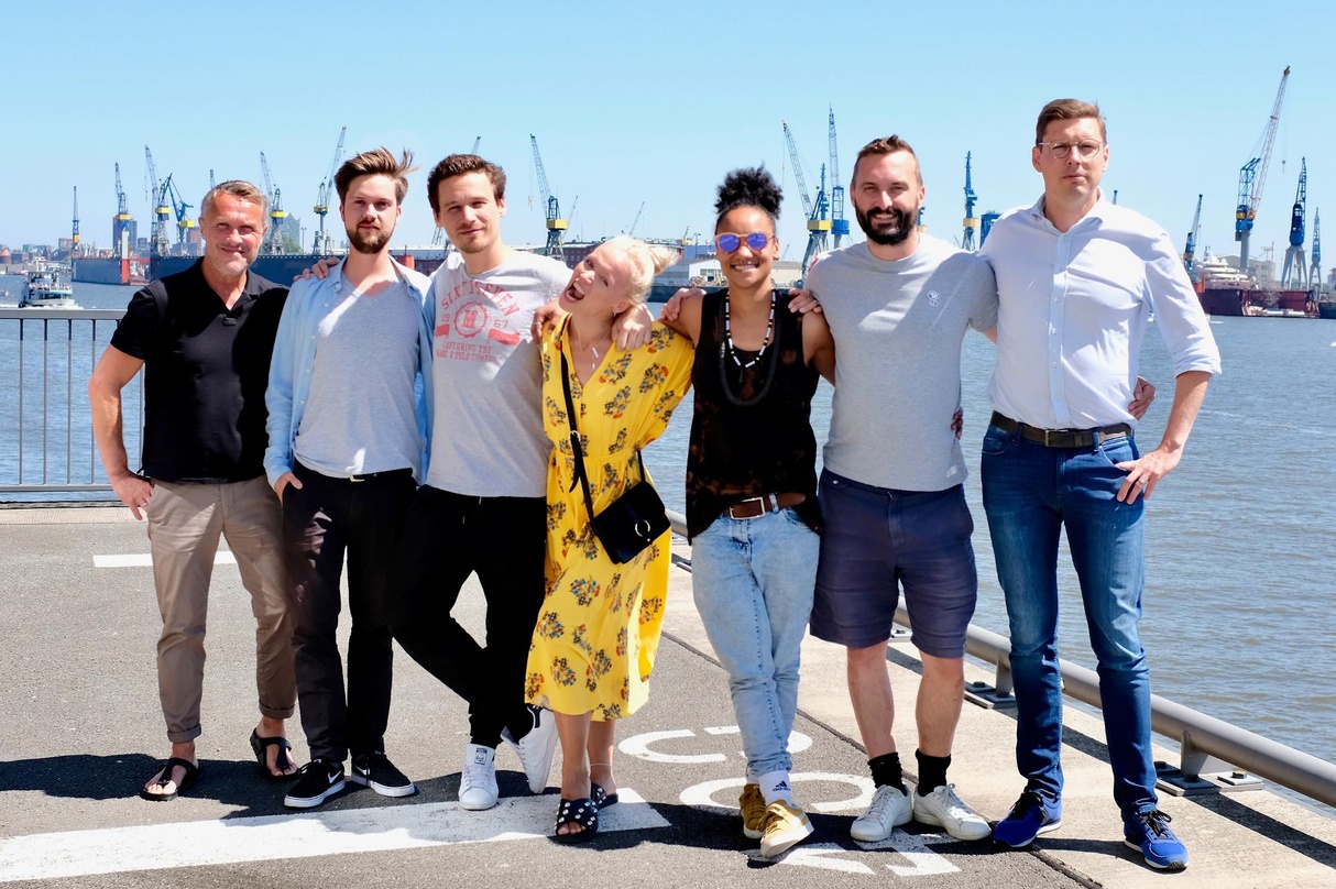 Farbenfroher Schulterschluss mit Chefboss (von links): Torsten Mewes (Head of Artist & Label Services Believe Germany), Cornelius Bertling (Label & Product Manager Believe Germany), Flo Ba...