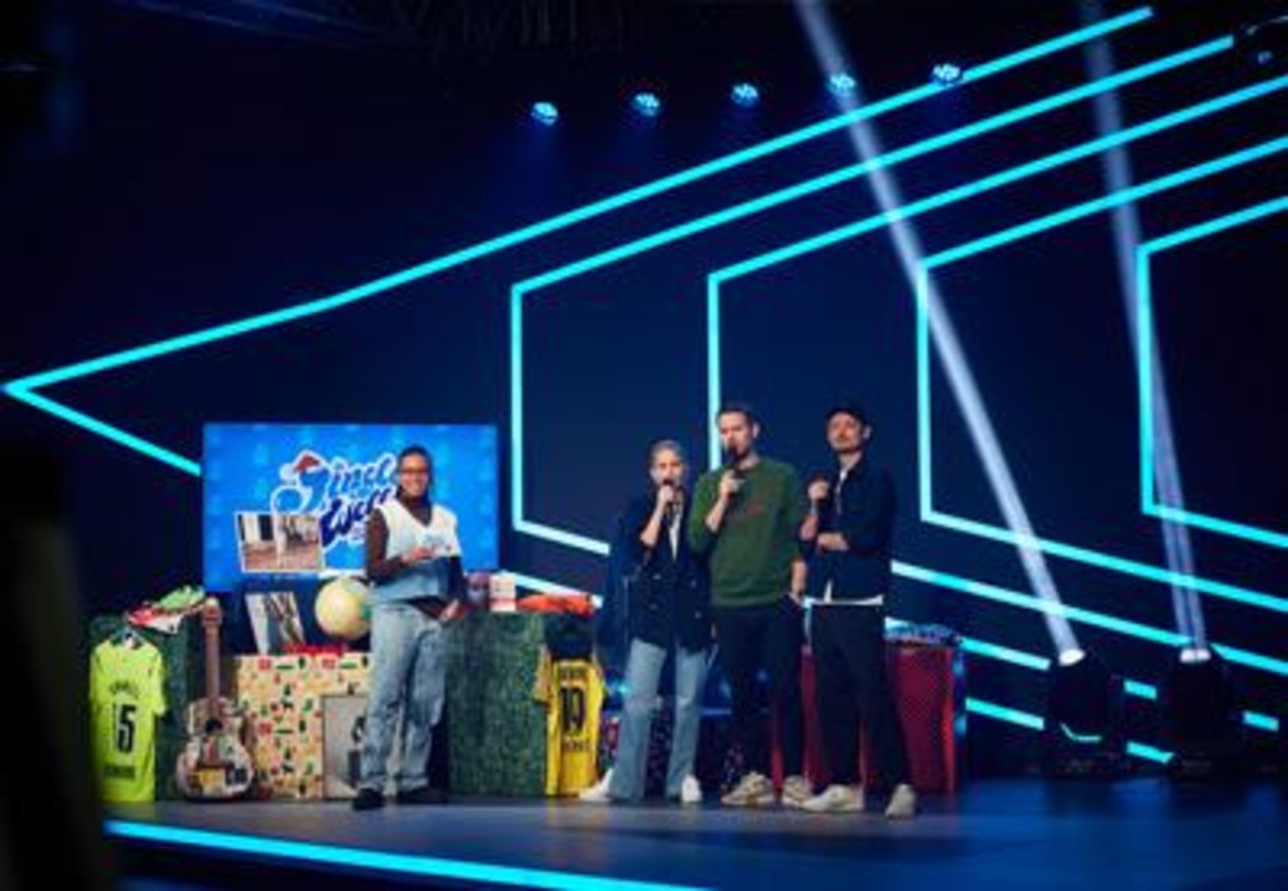 Sammelten Gelder für Viva Con Agua (von links): Moderatorin Aminata Belli, Caro Daur, Johannes Strate und Jakob Sinn (beide Revolverheld)