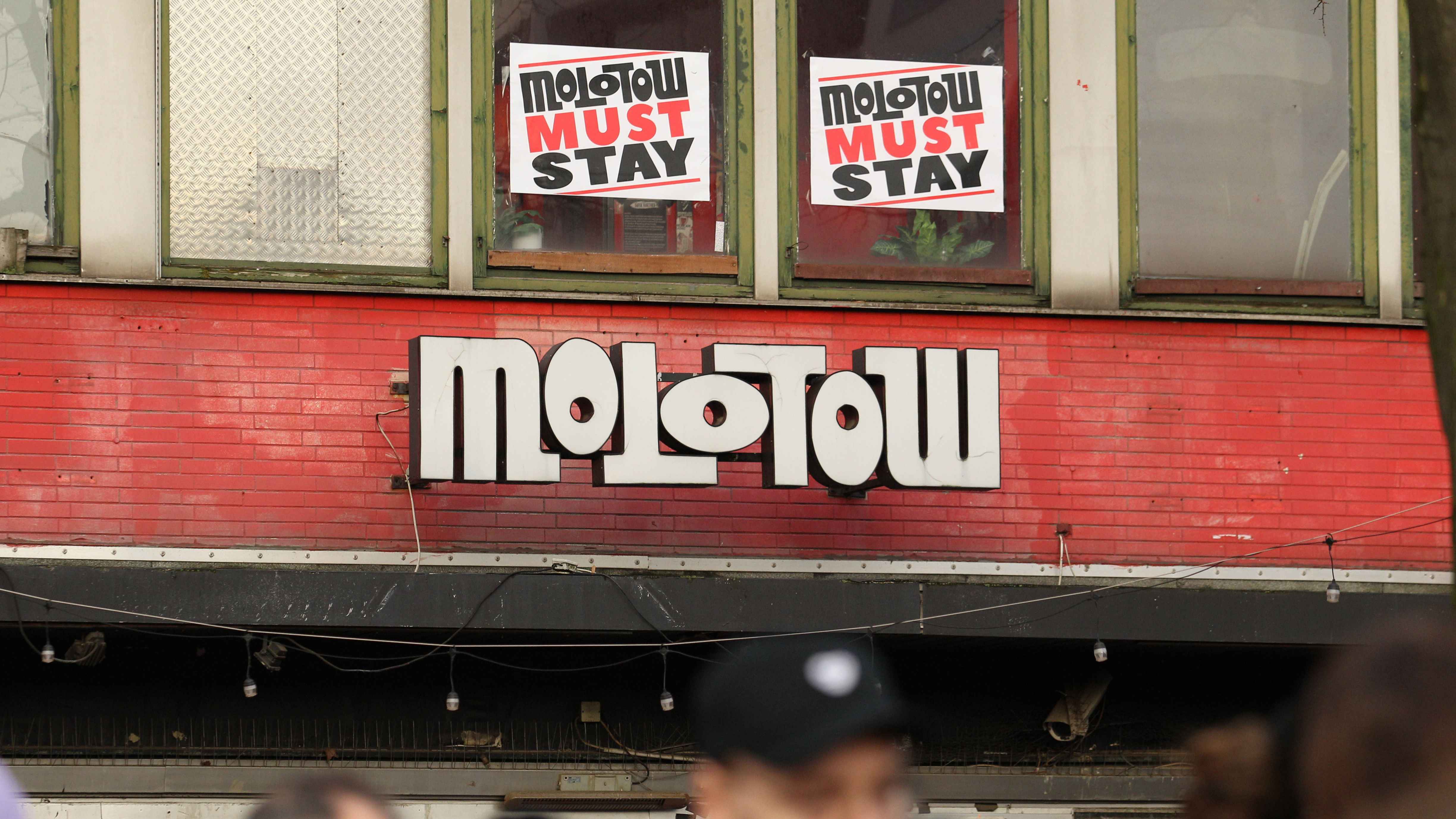 Zum Erhalt des Clubs Molotow wurde eine Kampagne ins Leben gerufen:  ein "Molotow Must Stay"-Plakat auf der Außenseite der Spielstätte.