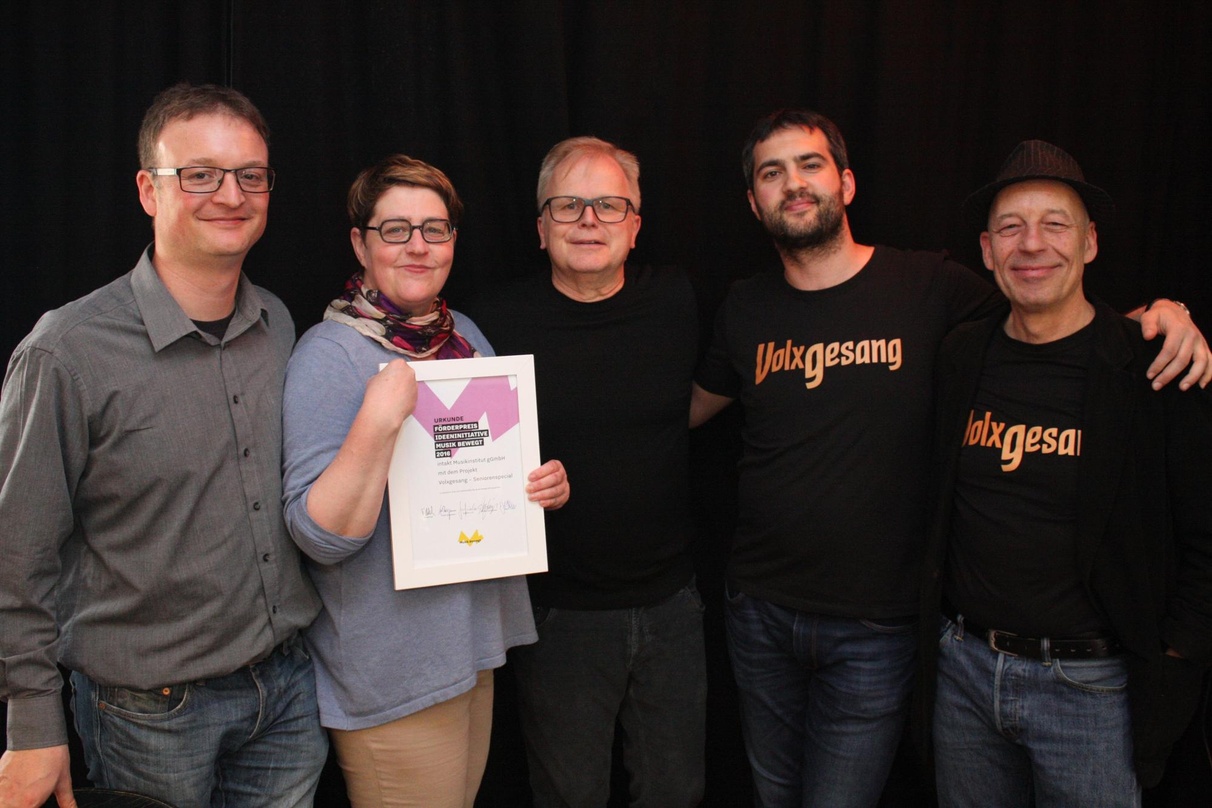 Bei der Förderpreisübergabe (von links): Michael Herrmann (Geschäftsführer intakt Musikinstitut und Vorsänger bei VolxGesang), Nicole Wagner (Geschäftsführerin bei VolxGesang), Herbert Grö...
