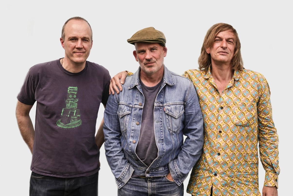 Mieten sich mit Ninja Tune in eine Berliner Bürogemeinschaft ein (von links): Geschäftsführer Peter Quicke mit den Coldcut-Musikern und Labelgründern Matt Black und Jonathan More